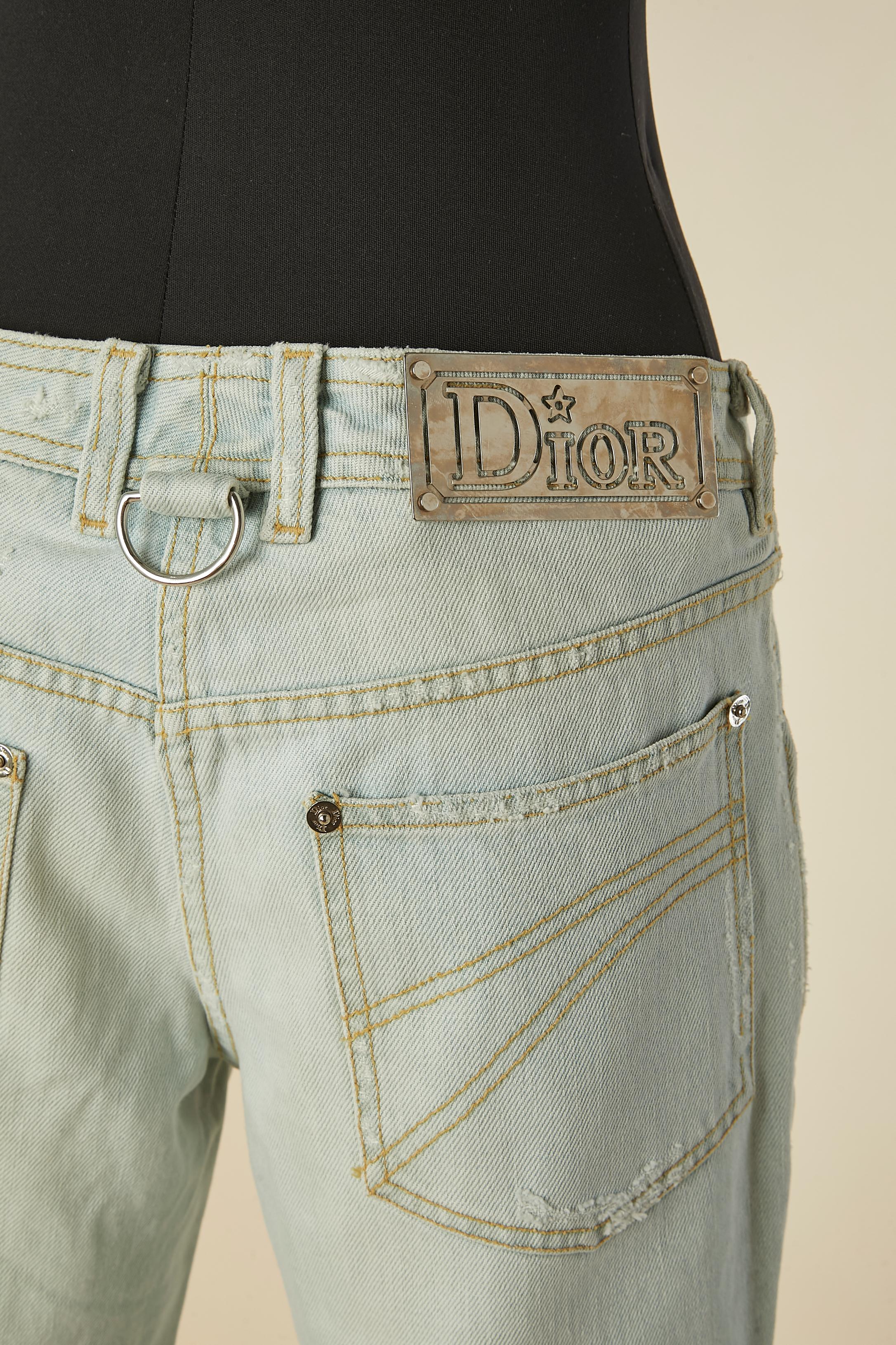 Jean en denim délavé AVEC 2 ZIP SUR LE DEVANT ( UN CACHÉ AU MILIEU ET LE DEUXIÈME SUR LE CÔTÉ DU MILIEU DU DEVANT AVEC LA POIGNÉE DE ZIP MARQUÉE) 
Bouton et boutonnière marqués sur le milieu supérieur du devant. PoCKET DES DEUX CÔTÉS + 2 au dos.