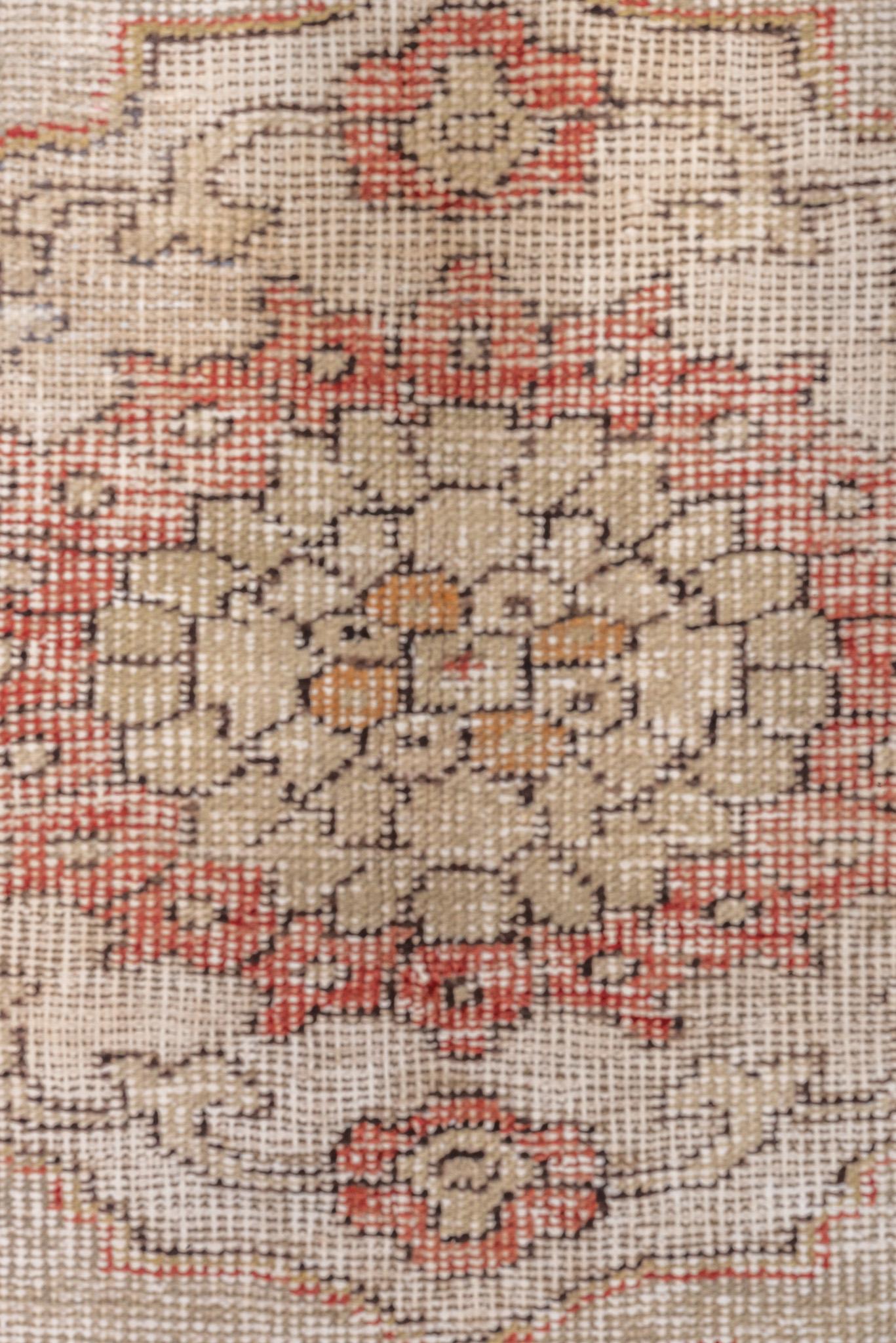 gewaschener Oushak mit Diamant-Mittelmotiv im Angebot 1