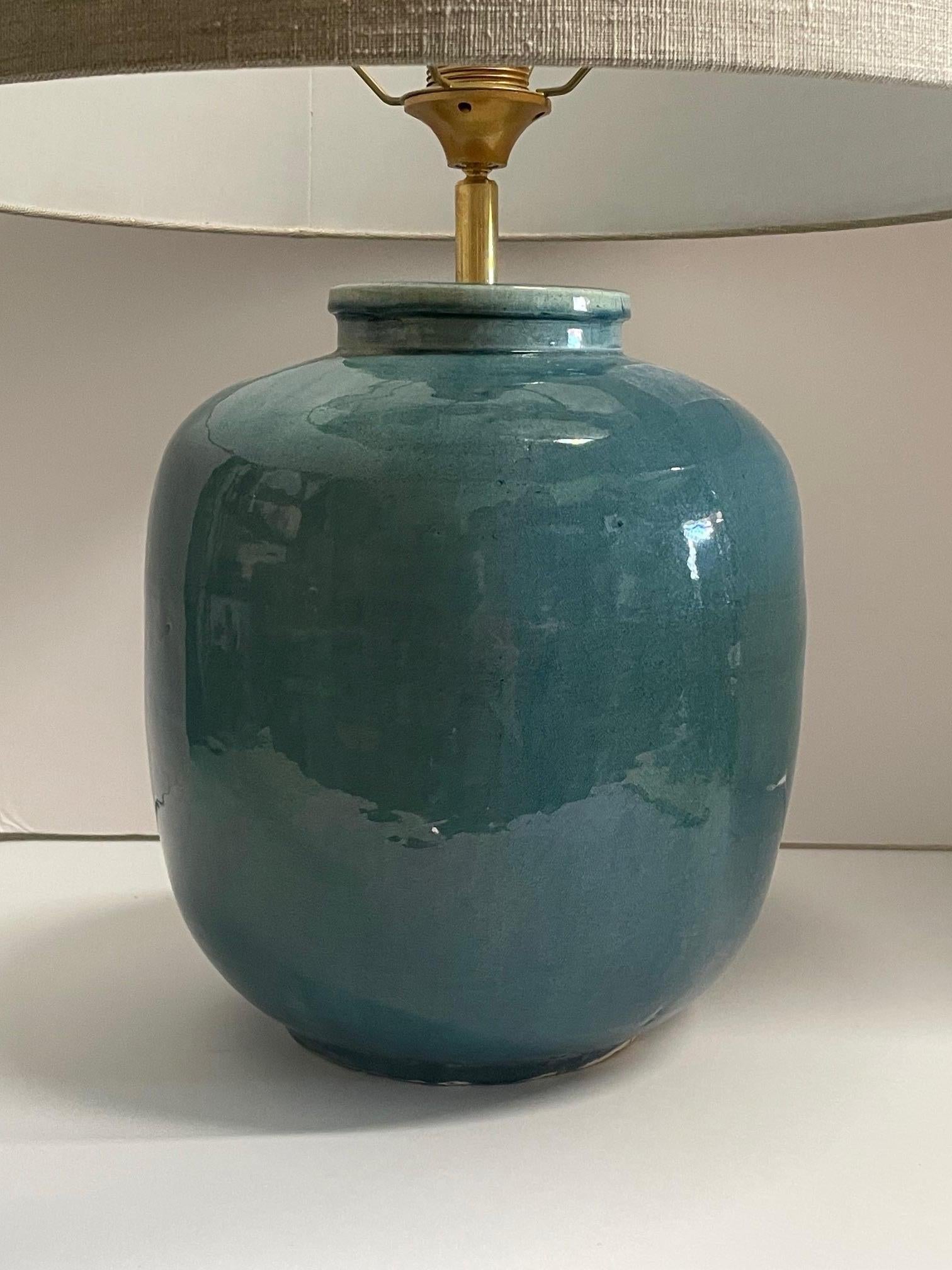 Chinois Paire de lampes de table en forme de tonneau avec abat-jour, Chine, émaillée turquoise lavé en vente