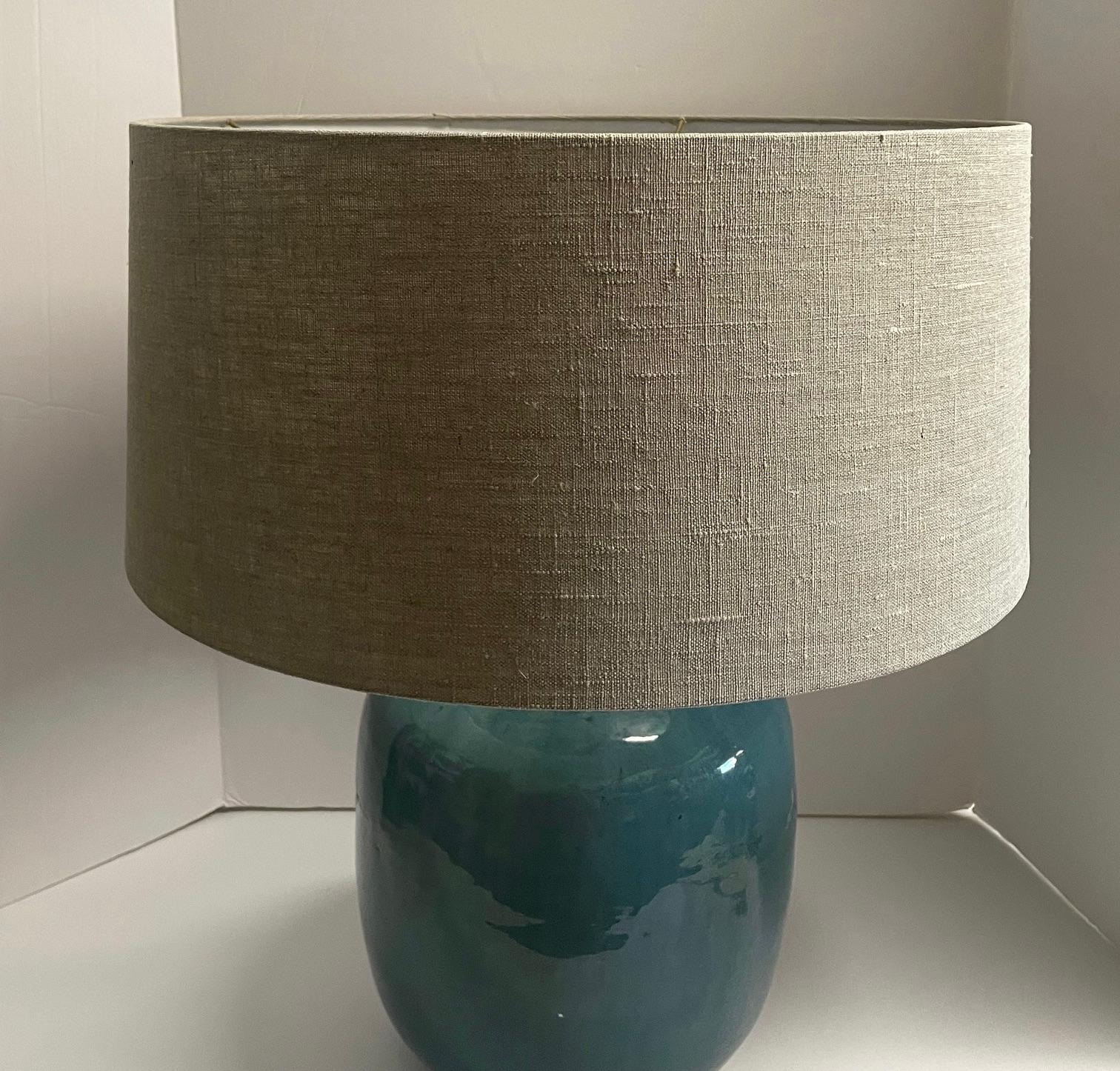 Paire de lampes de table en forme de tonneau avec abat-jour, Chine, émaillée turquoise lavé Neuf - En vente à New York, NY
