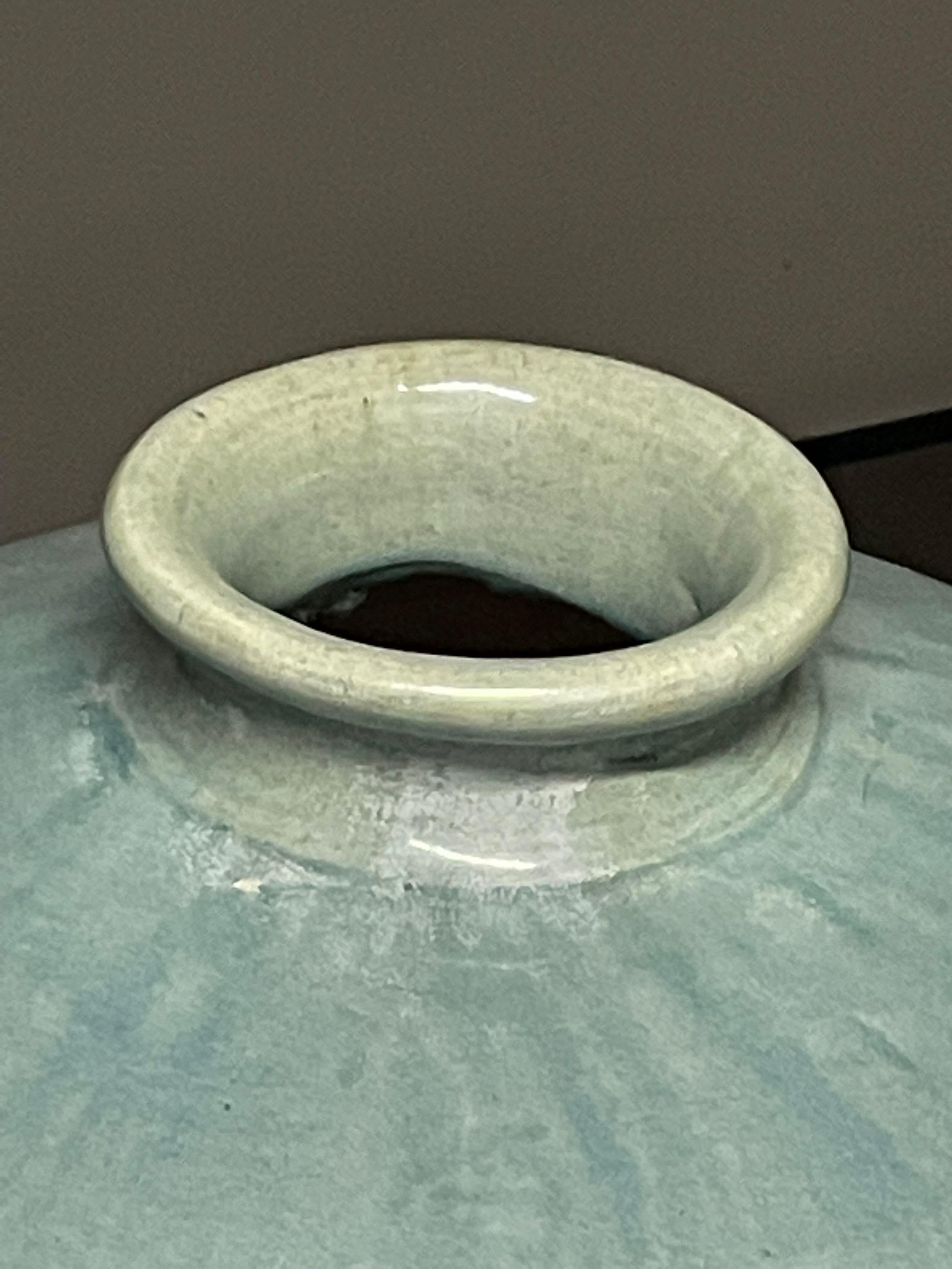 Vase chinois contemporain à glaçure turquoise lavée.
Forme trapue avec une base arrondie.
