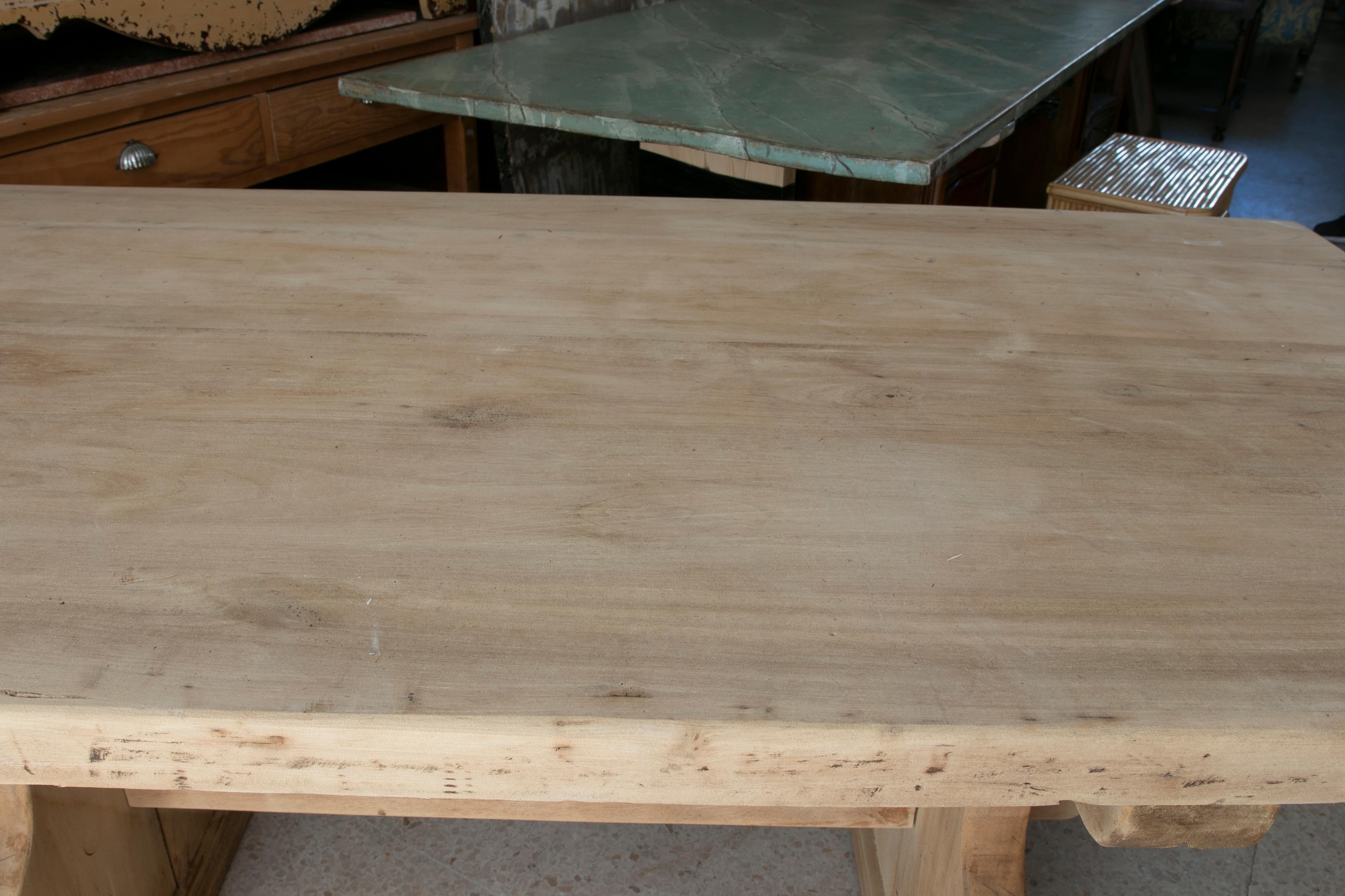 Tisch aus gewaschenem Holz in seiner natürlichen Farbe mit gekreuztem Sockel an der Unterseite im Angebot 5