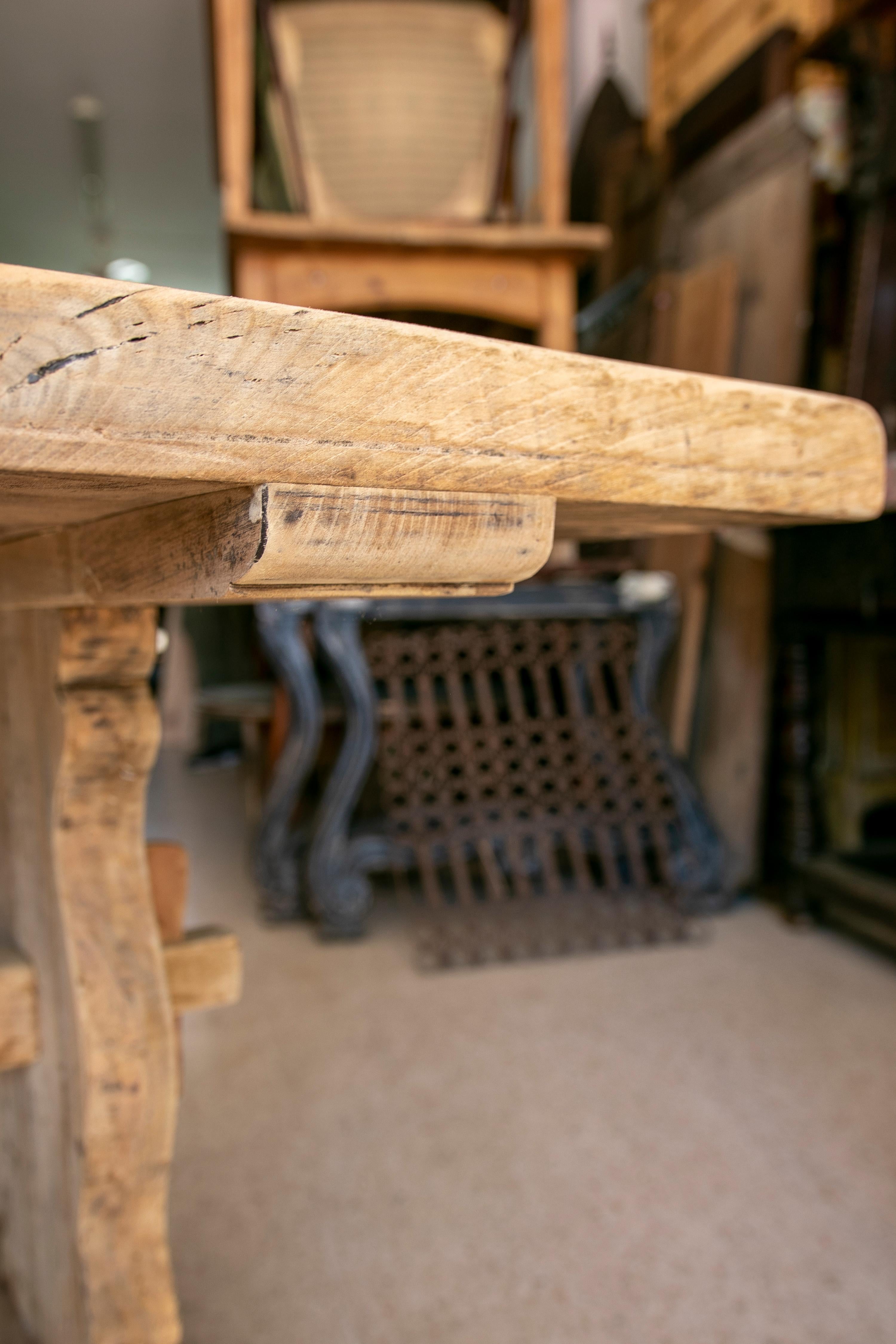 Tisch aus gewaschenem Holz in seiner natürlichen Farbe mit Kreuzbar an der Unterseite im Angebot 5