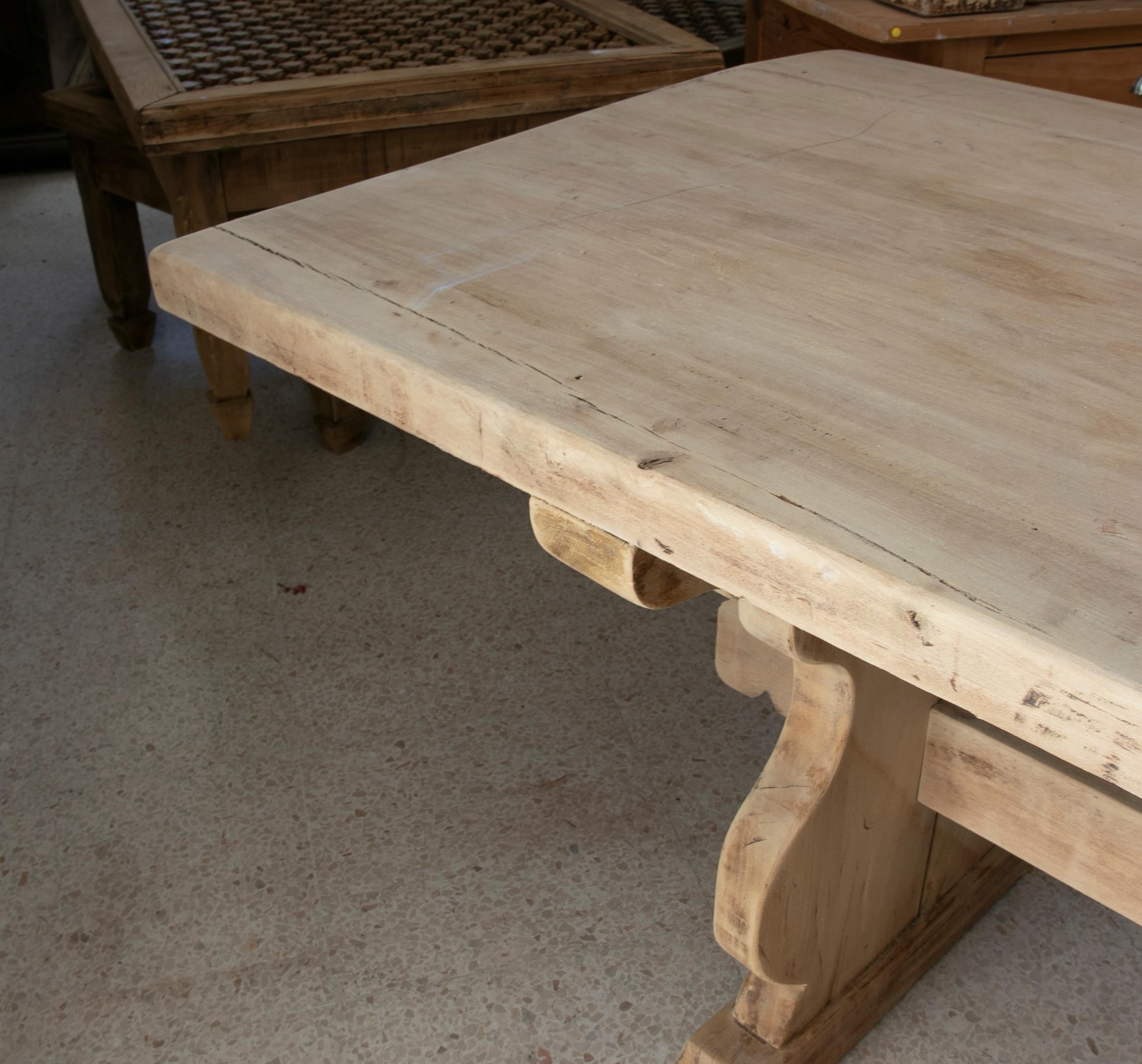 Tisch aus gewaschenem Holz in seiner natürlichen Farbe mit gekreuztem Sockel an der Unterseite im Angebot 6