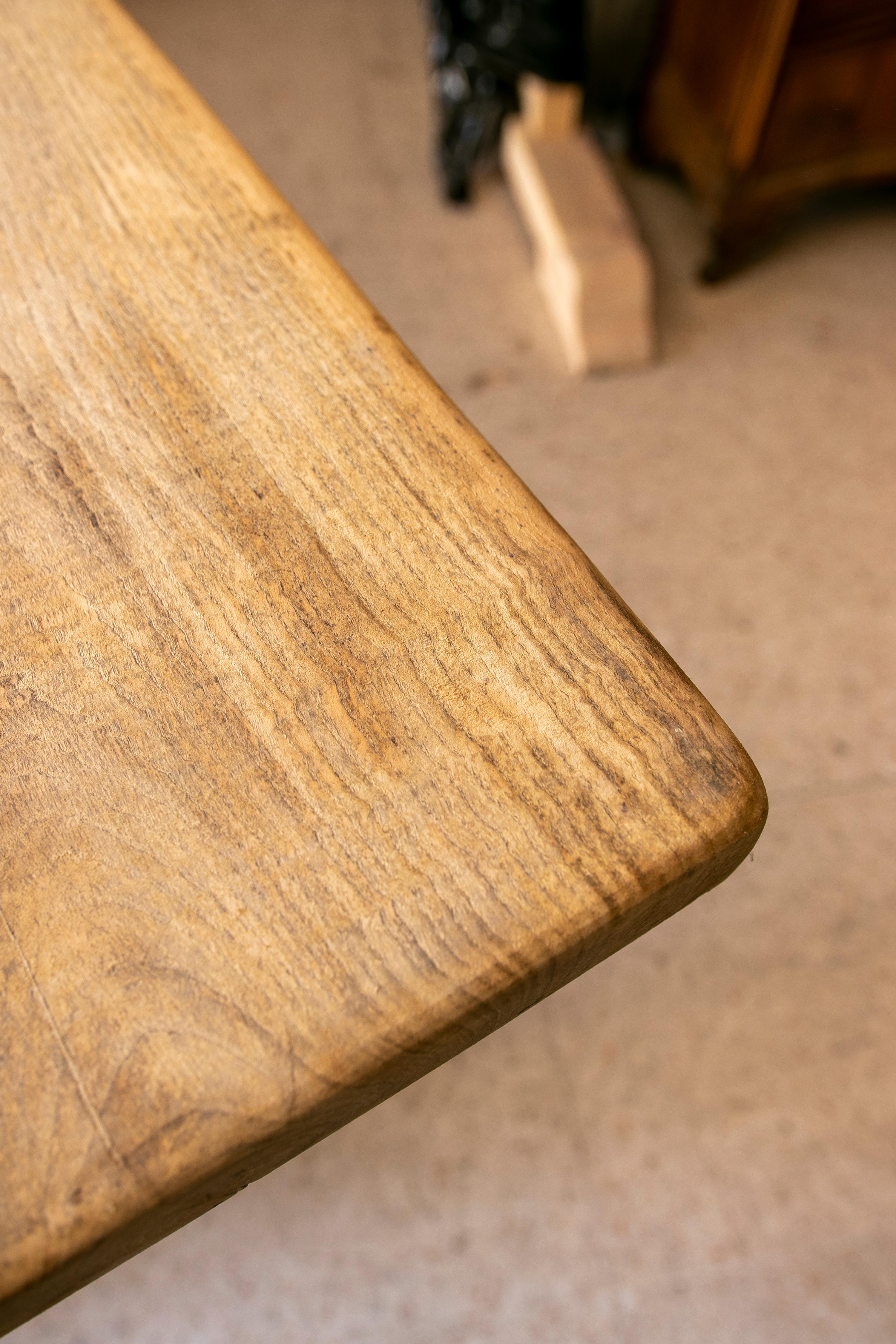 Tisch aus gewaschenem Holz in seiner natürlichen Farbe mit Kreuzbar an der Unterseite im Angebot 6