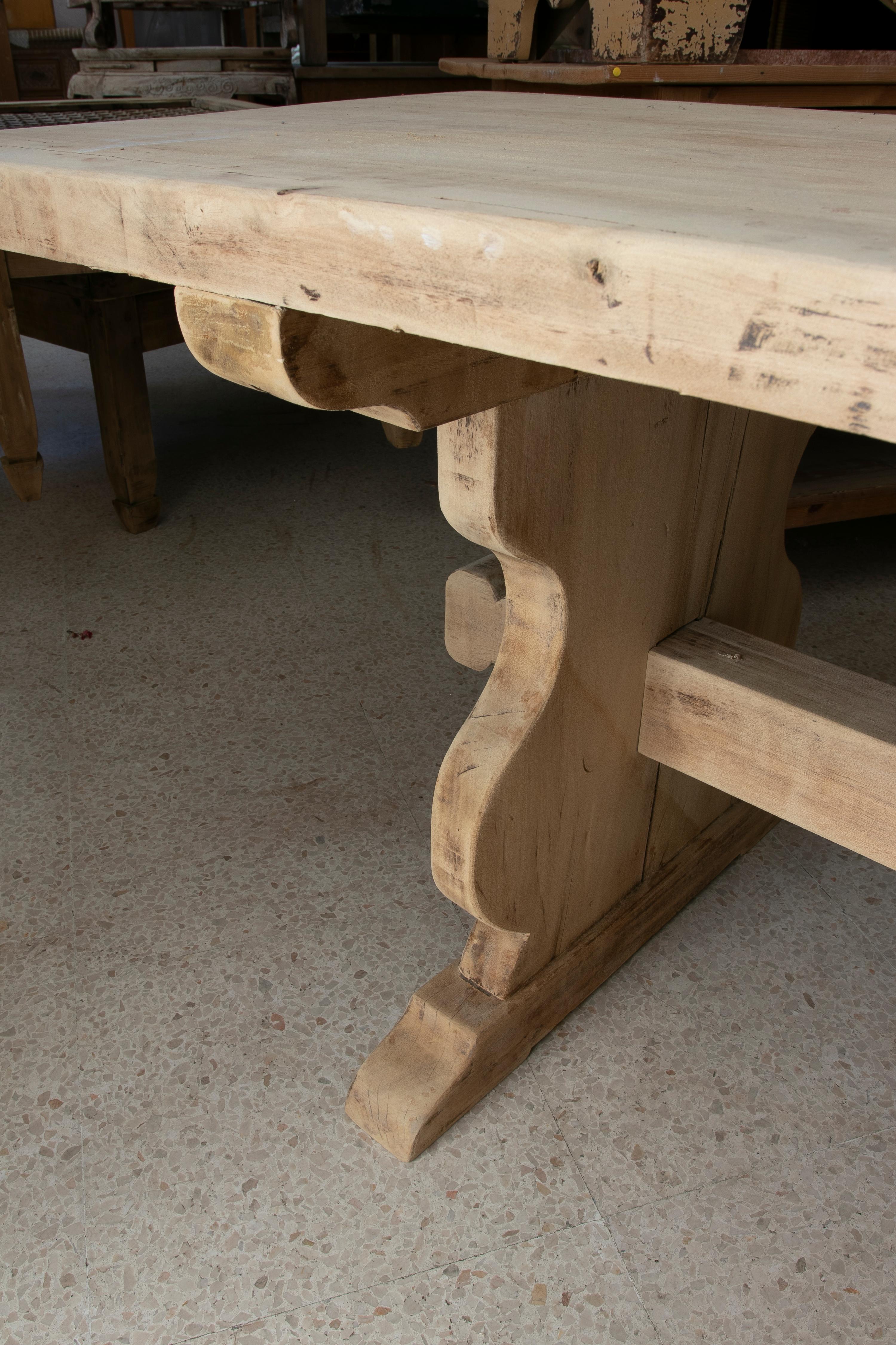 Tisch aus gewaschenem Holz in seiner natürlichen Farbe mit gekreuztem Sockel an der Unterseite im Angebot 7