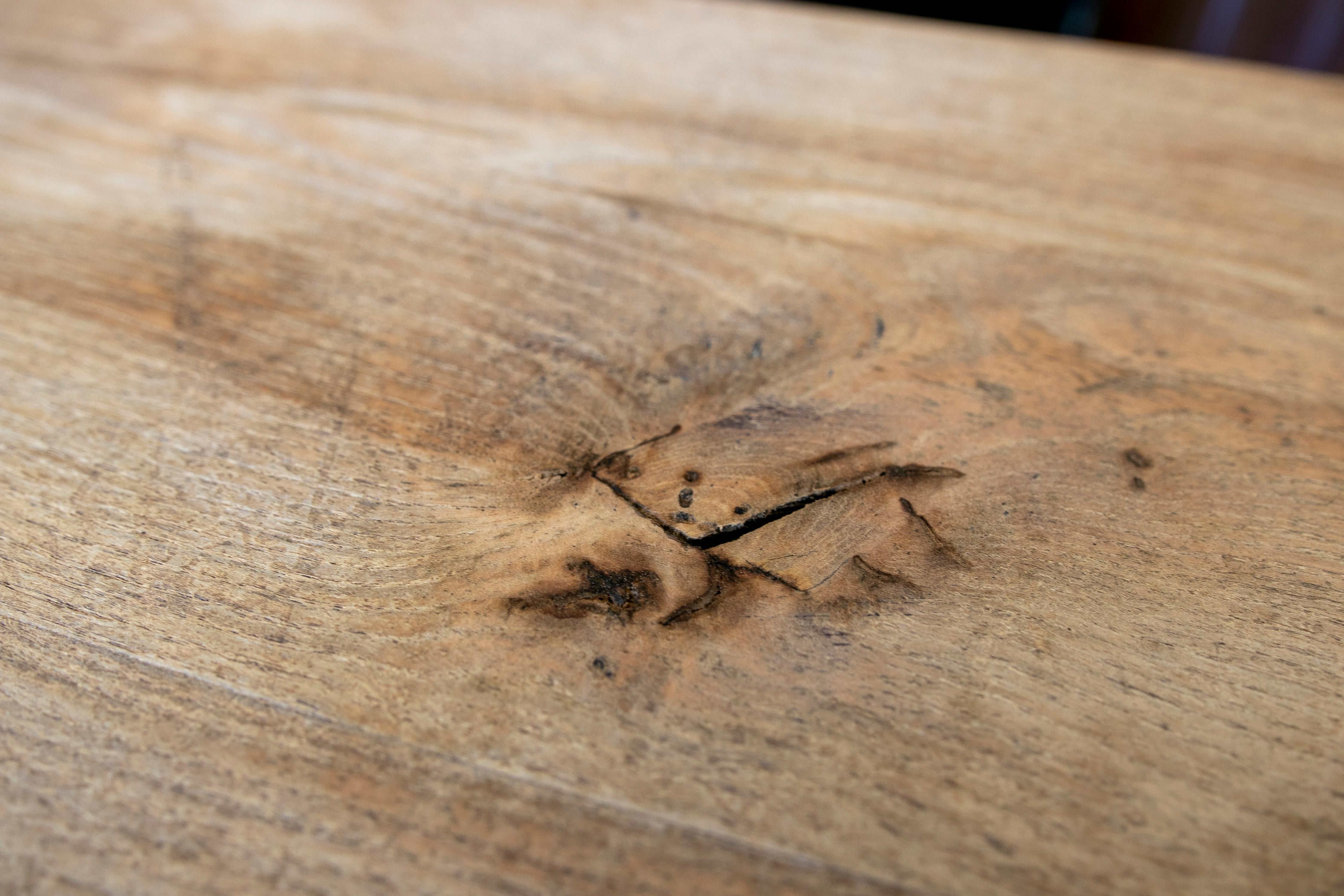 Tisch aus gewaschenem Holz in seiner natürlichen Farbe mit Kreuzbar an der Unterseite im Angebot 7