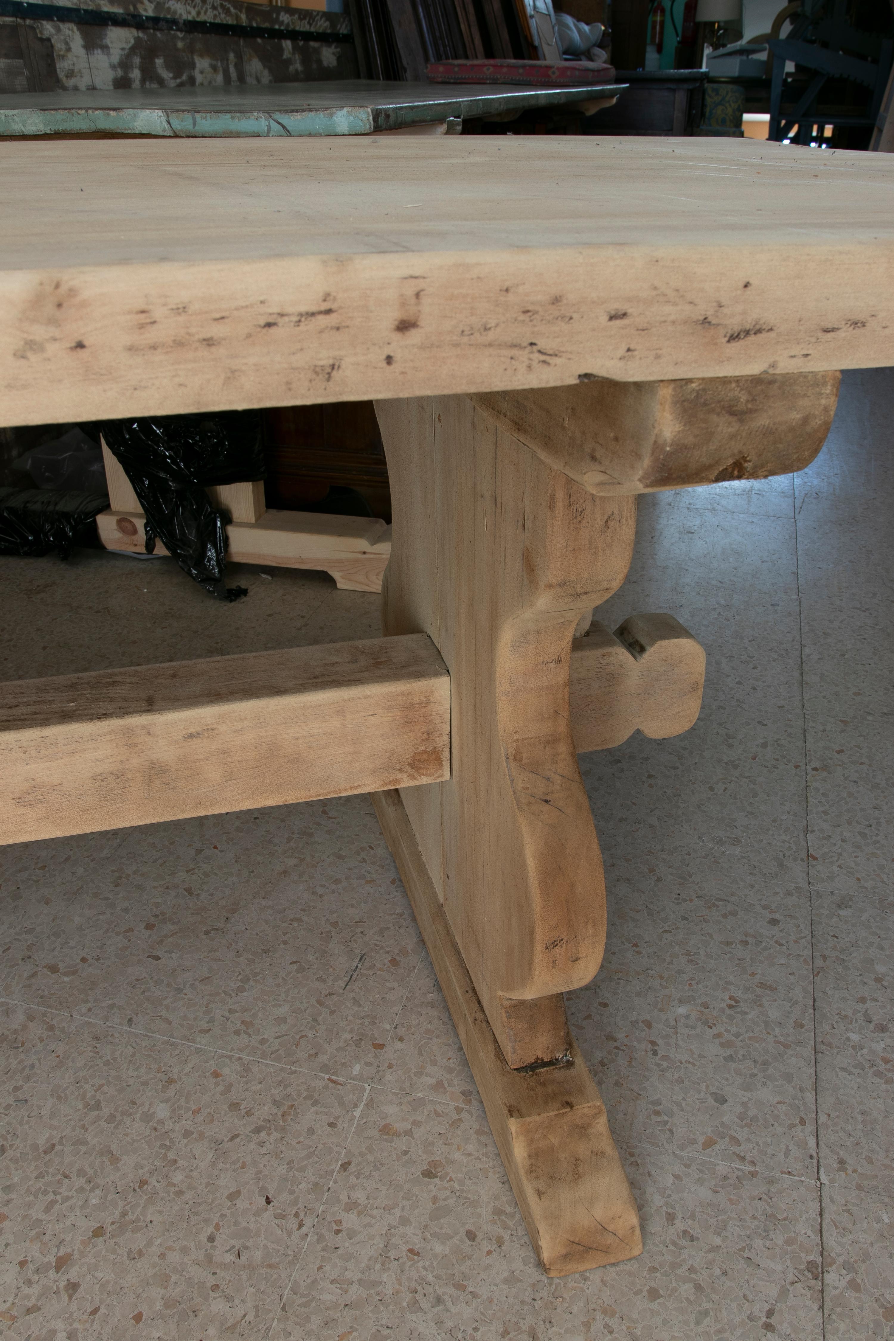 Tisch aus gewaschenem Holz in seiner natürlichen Farbe mit gekreuztem Sockel an der Unterseite im Angebot 8