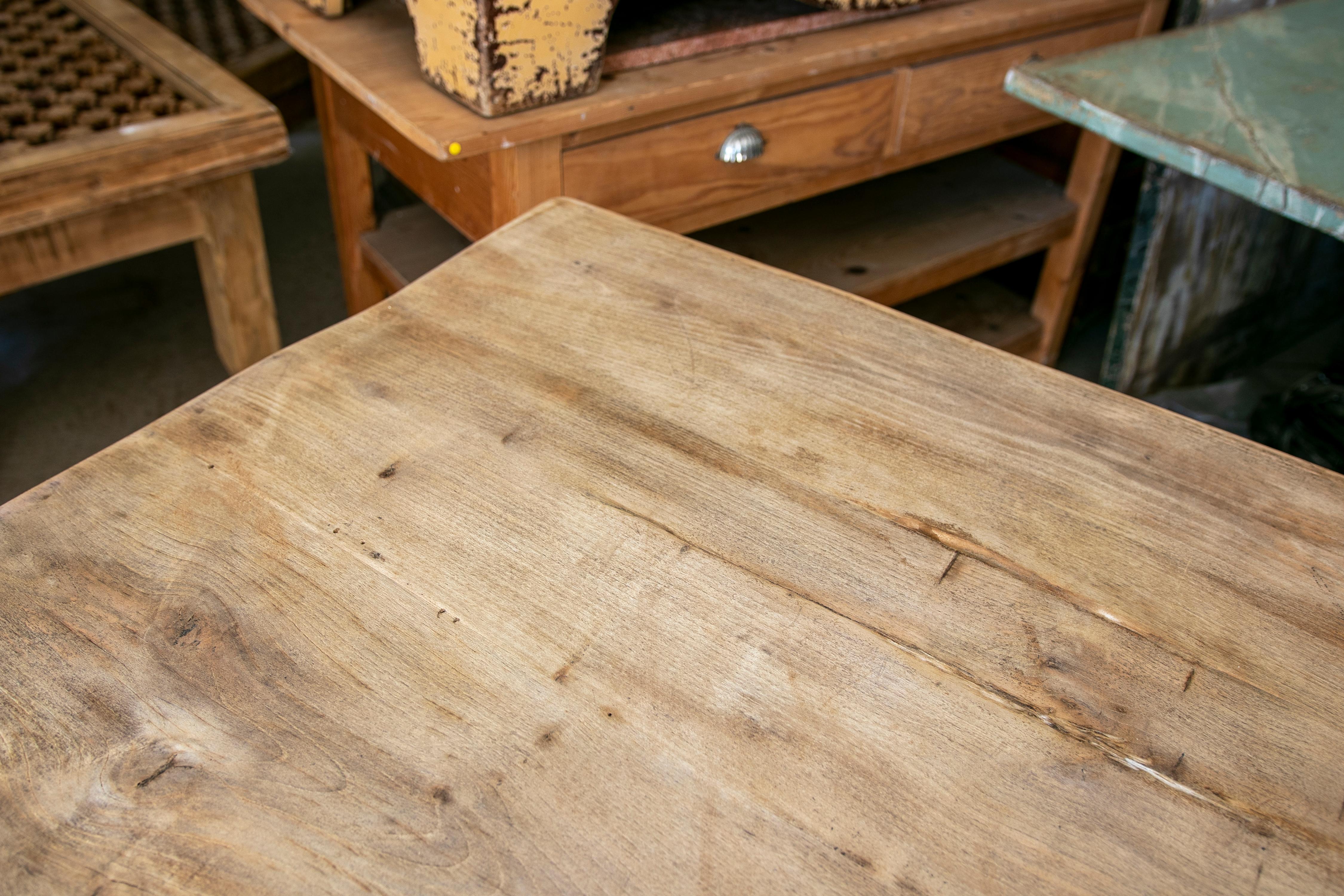 Tisch aus gewaschenem Holz in seiner natürlichen Farbe mit Kreuzbar an der Unterseite im Angebot 8