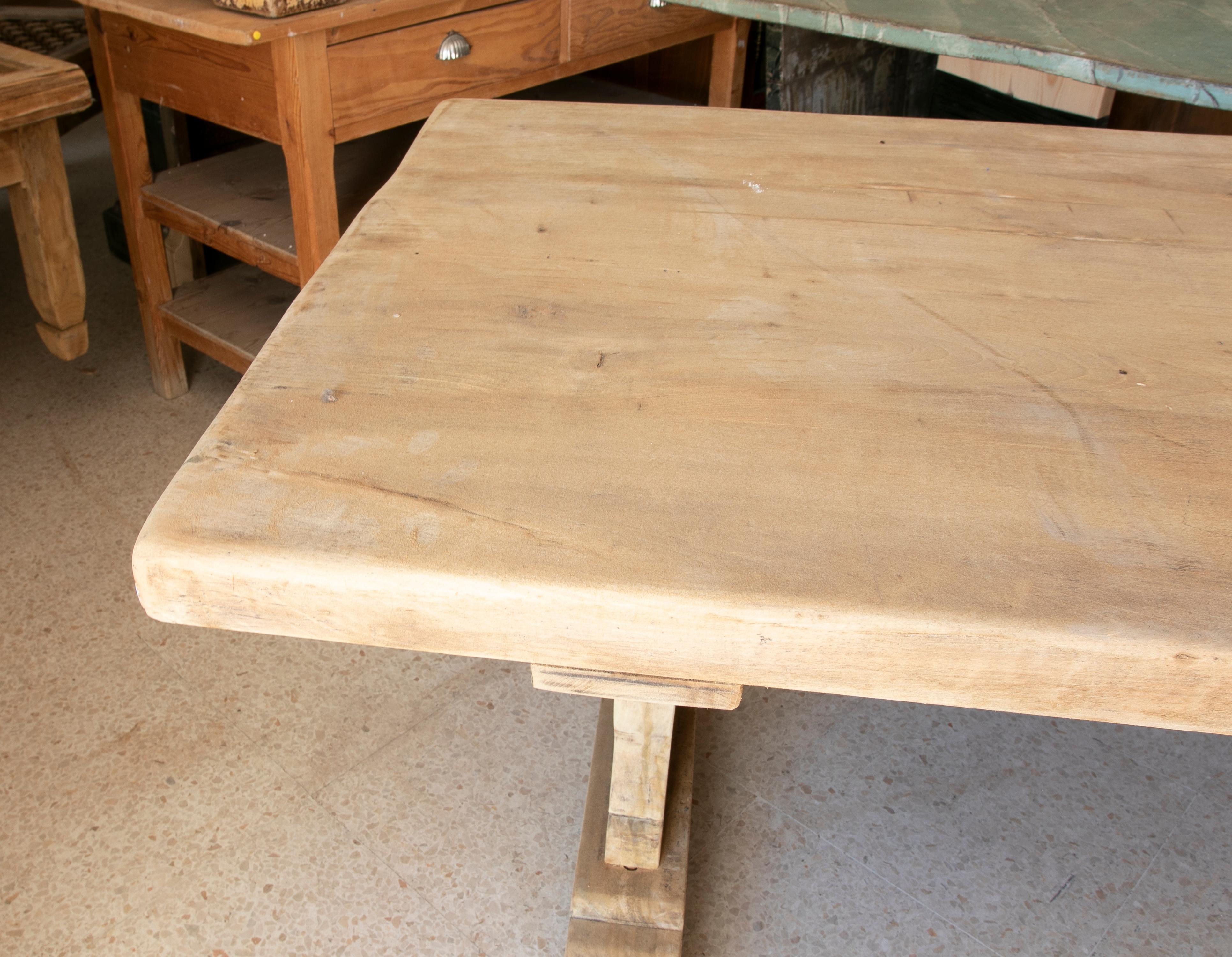 Tisch aus gewaschenem Holz in seiner natürlichen Farbe mit Kreuzbar an der Unterseite im Angebot 11