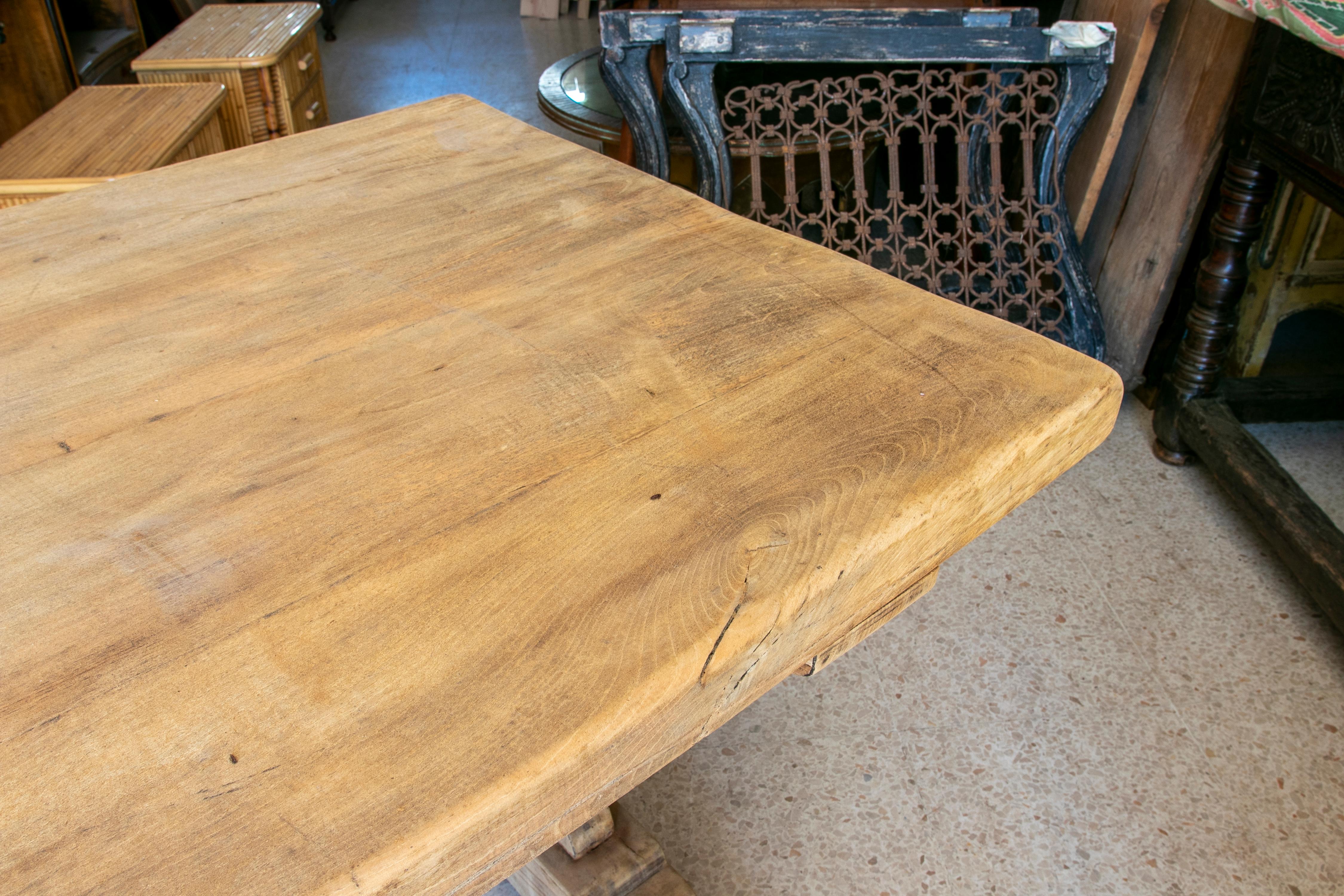Tisch aus gewaschenem Holz in seiner natürlichen Farbe mit Kreuzbar an der Unterseite im Angebot 12