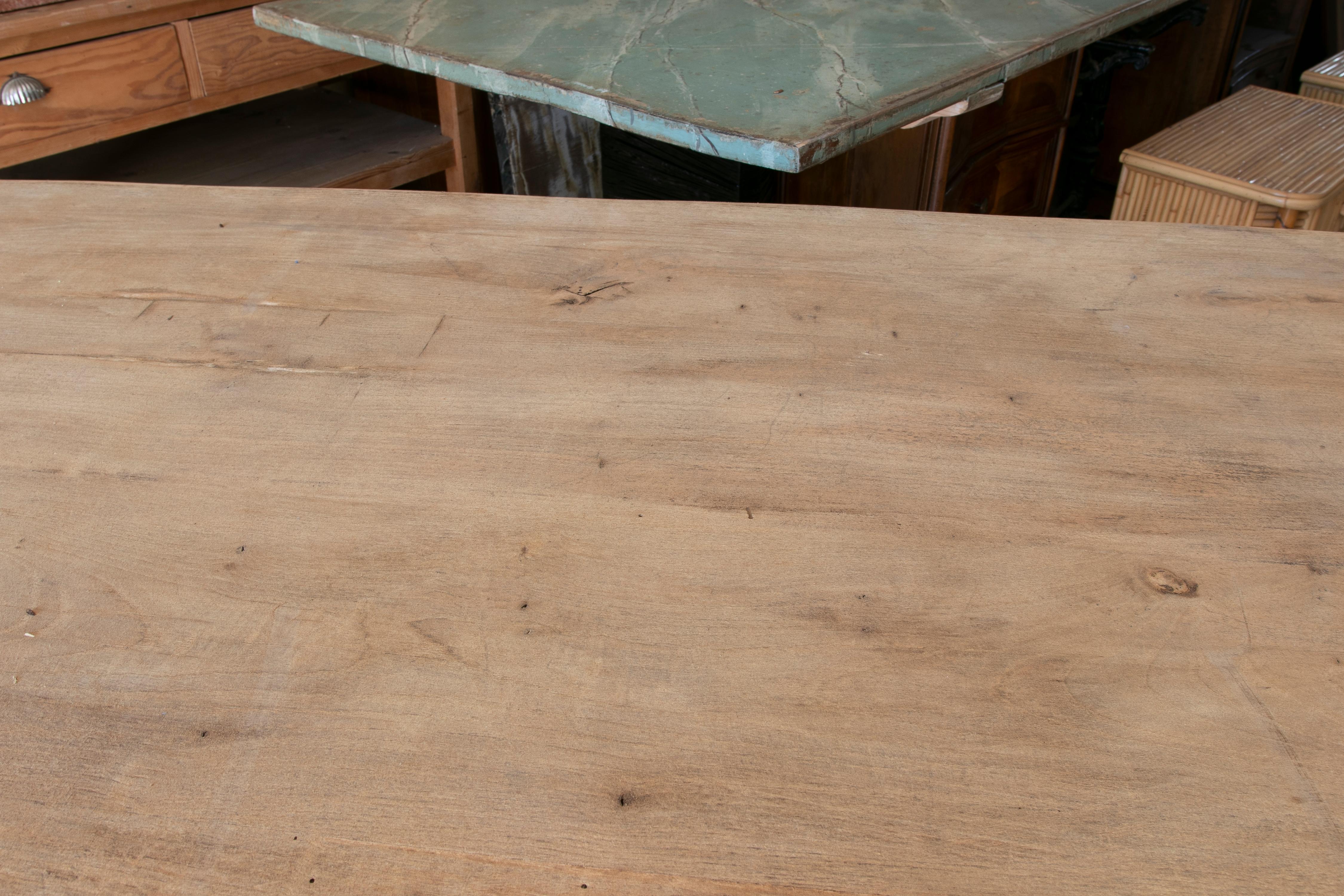 Tisch aus gewaschenem Holz in seiner natürlichen Farbe mit Kreuzbar an der Unterseite im Angebot 13