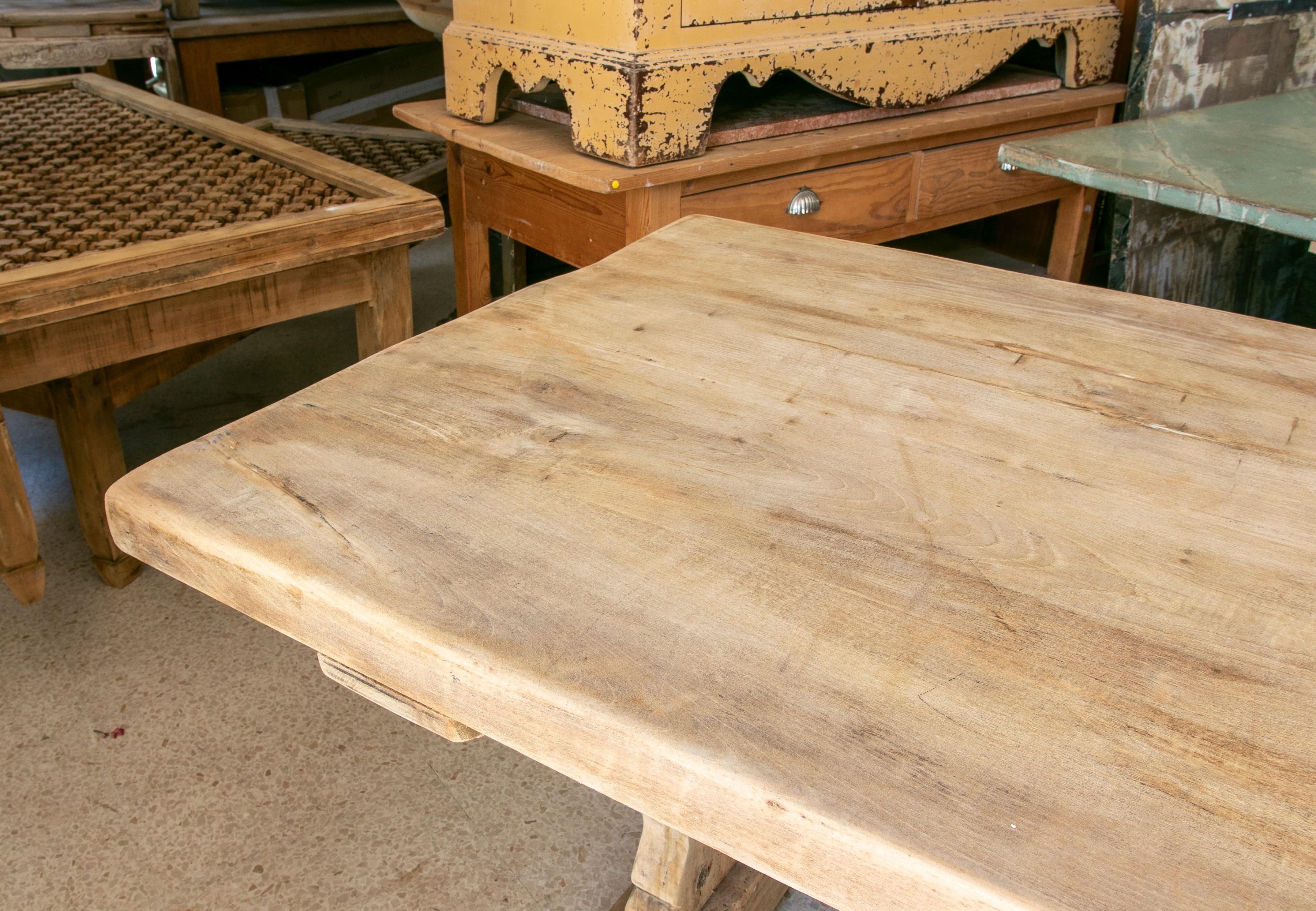Tisch aus gewaschenem Holz in seiner natürlichen Farbe mit Kreuzbar an der Unterseite im Angebot 14
