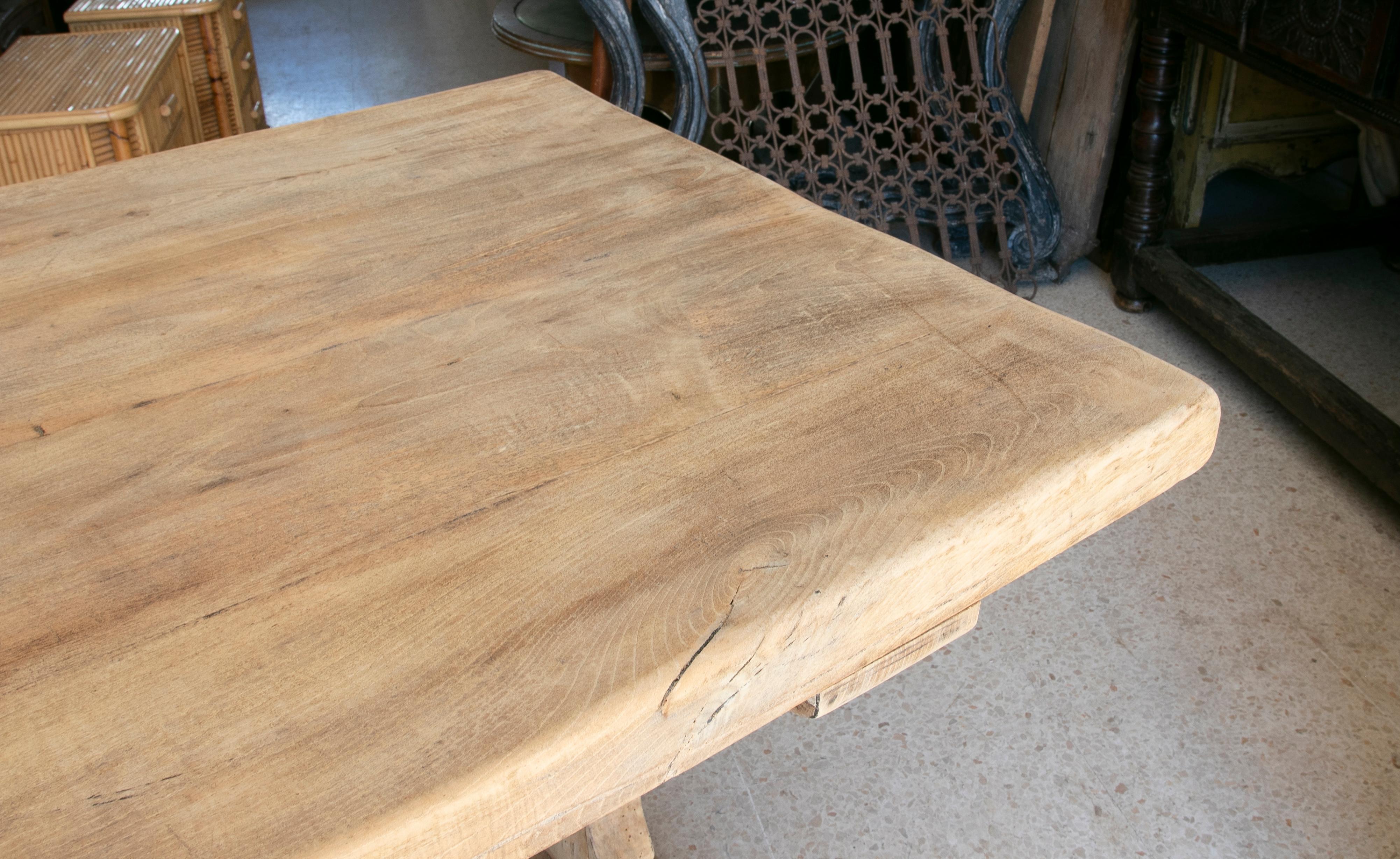 Tisch aus gewaschenem Holz in seiner natürlichen Farbe mit Kreuzbar an der Unterseite im Angebot 15