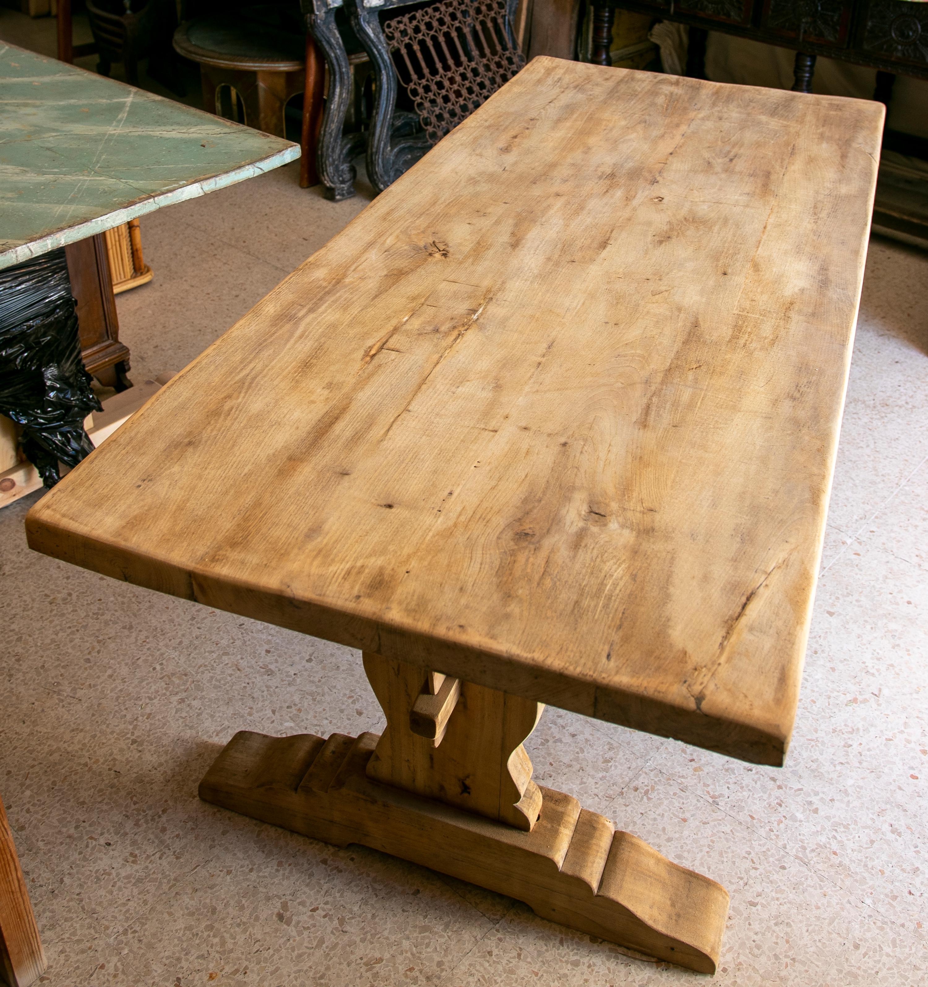 Tisch aus gewaschenem Holz in seiner natürlichen Farbe mit Kreuzbar an der Unterseite (Spanisch) im Angebot