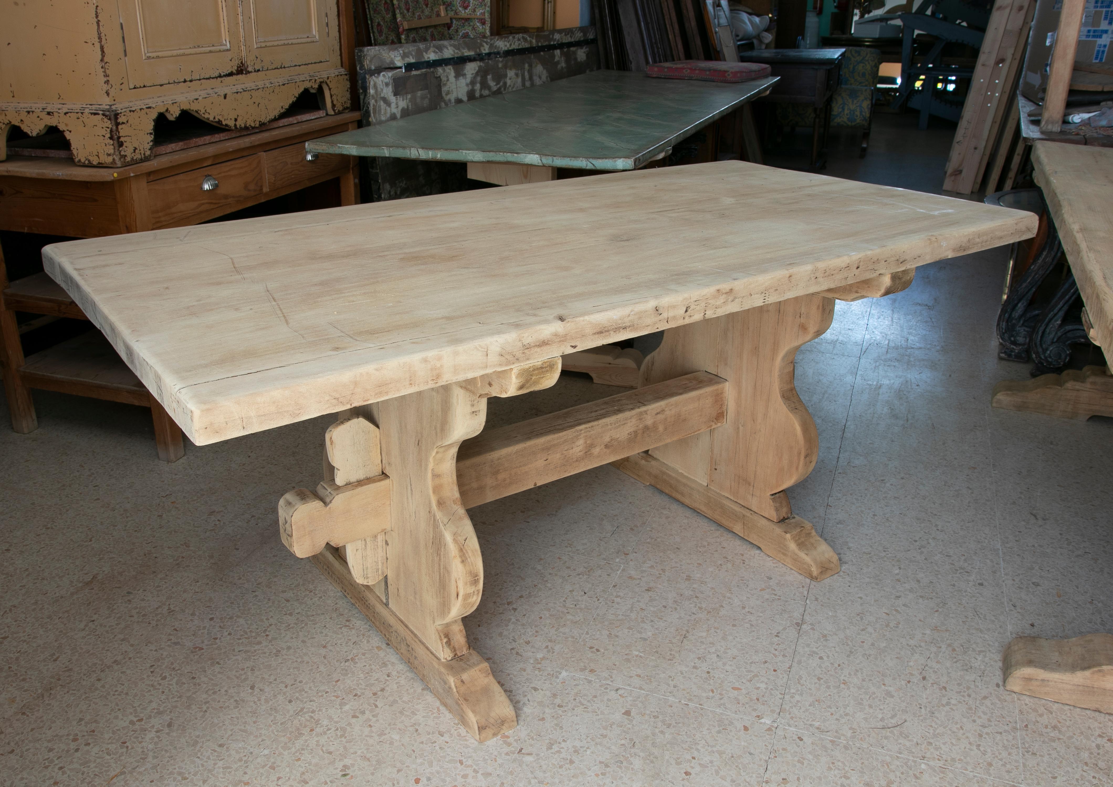 Tisch aus gewaschenem Holz in seiner natürlichen Farbe mit gekreuztem Sockel an der Unterseite im Zustand „Gut“ im Angebot in Marbella, ES