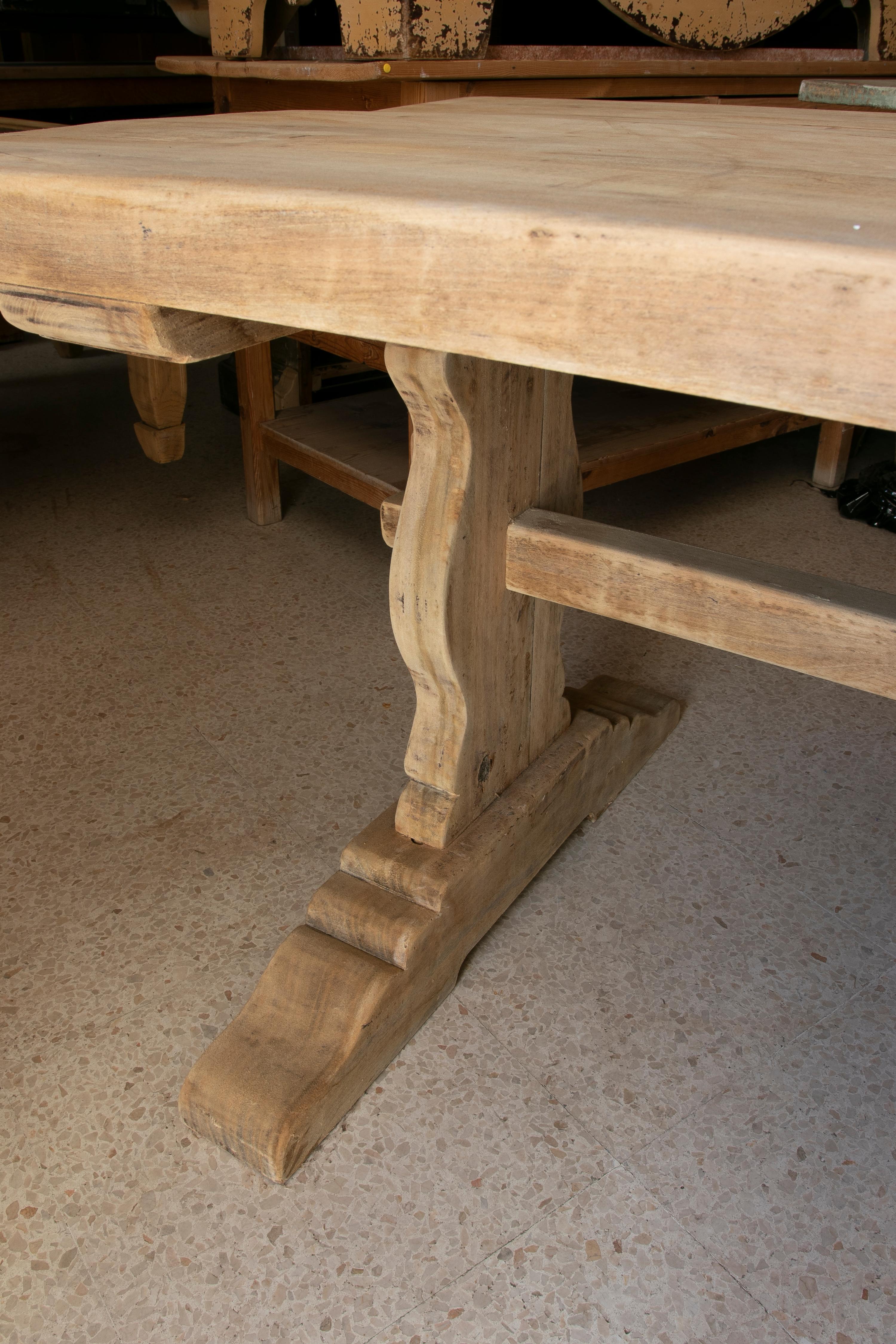 Tisch aus gewaschenem Holz in seiner natürlichen Farbe mit Kreuzbar an der Unterseite im Zustand „Gut“ im Angebot in Marbella, ES