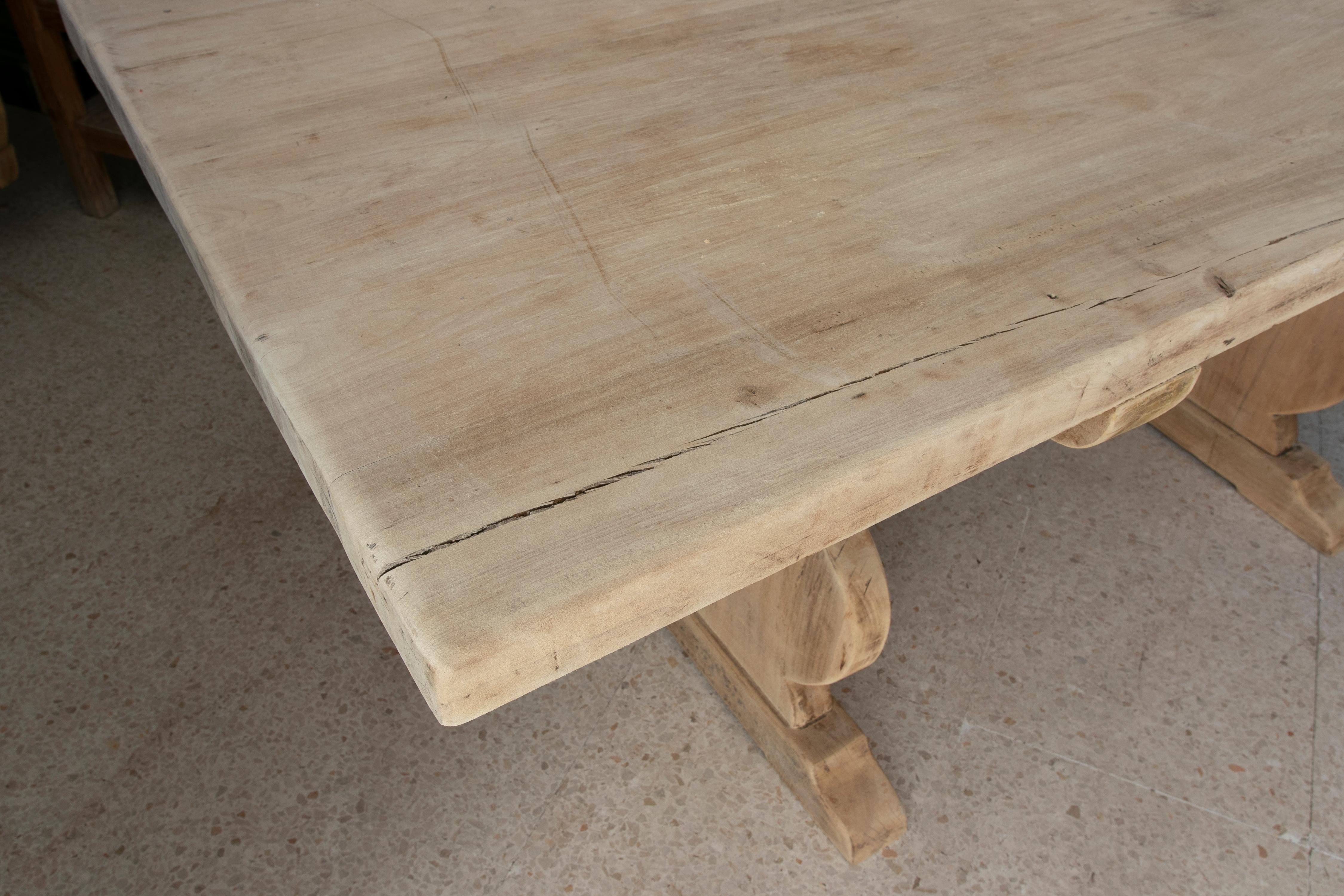 Tisch aus gewaschenem Holz in seiner natürlichen Farbe mit gekreuztem Sockel an der Unterseite im Angebot 1