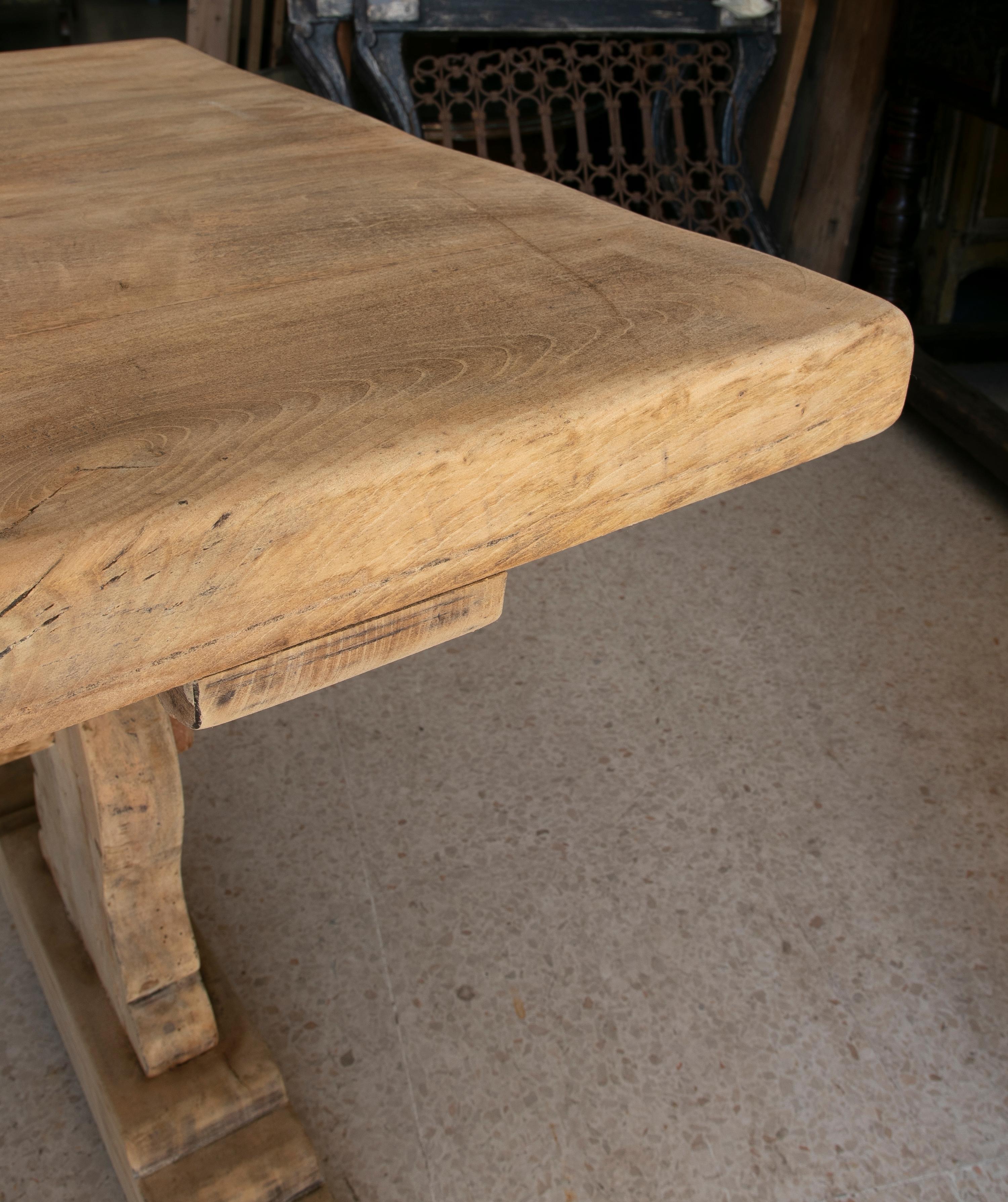 Tisch aus gewaschenem Holz in seiner natürlichen Farbe mit Kreuzbar an der Unterseite im Angebot 1