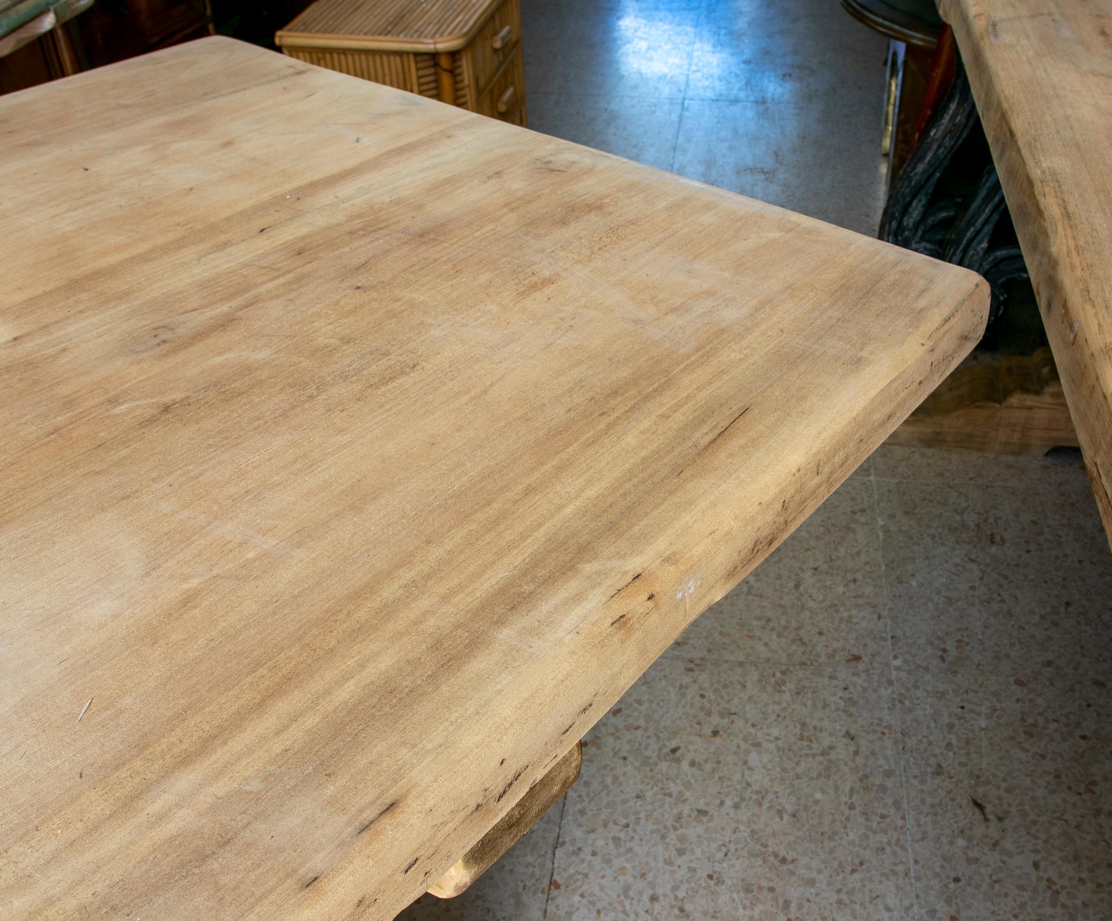 Tisch aus gewaschenem Holz in seiner natürlichen Farbe mit gekreuztem Sockel an der Unterseite im Angebot 2