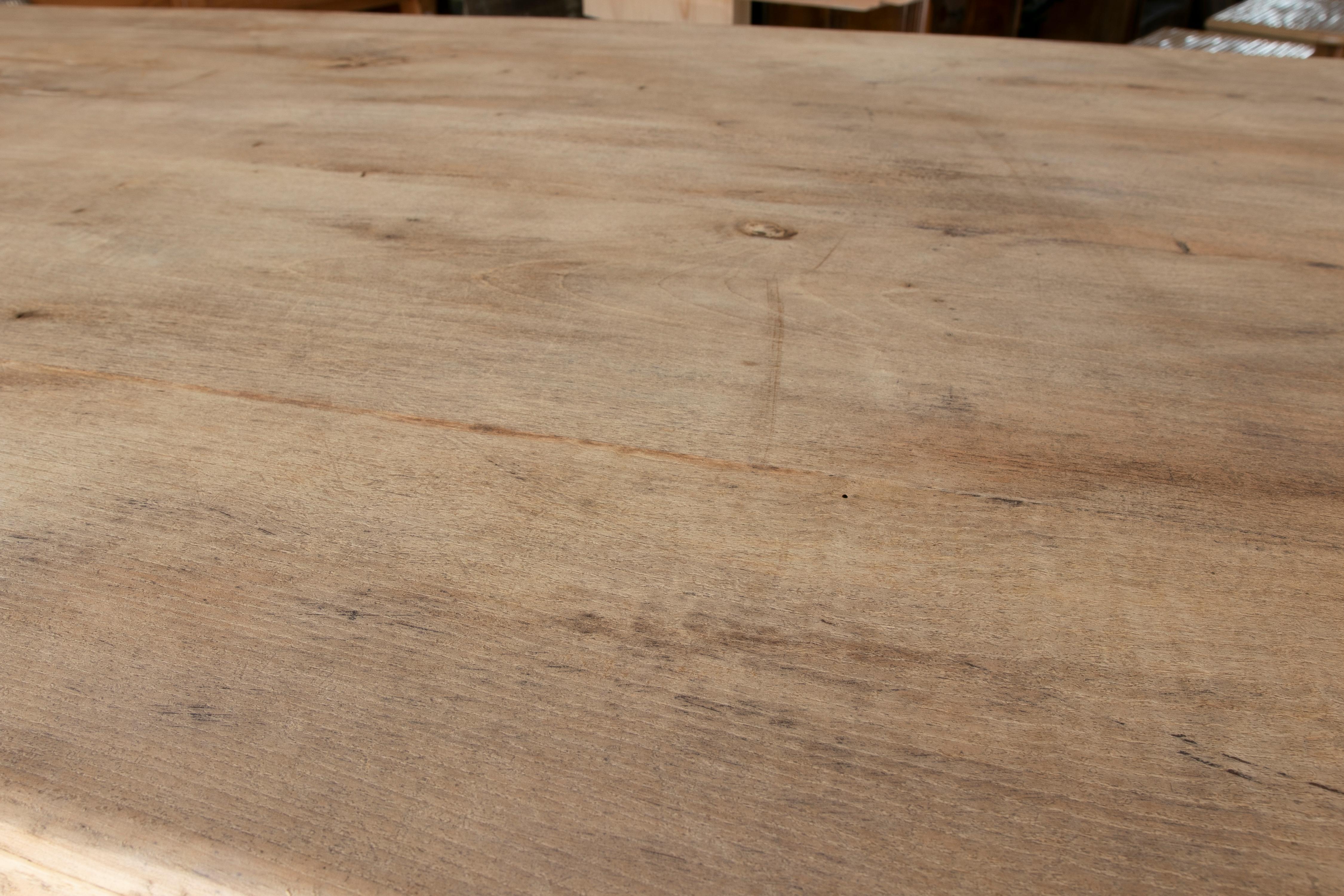 Tisch aus gewaschenem Holz in seiner natürlichen Farbe mit Kreuzbar an der Unterseite im Angebot 2