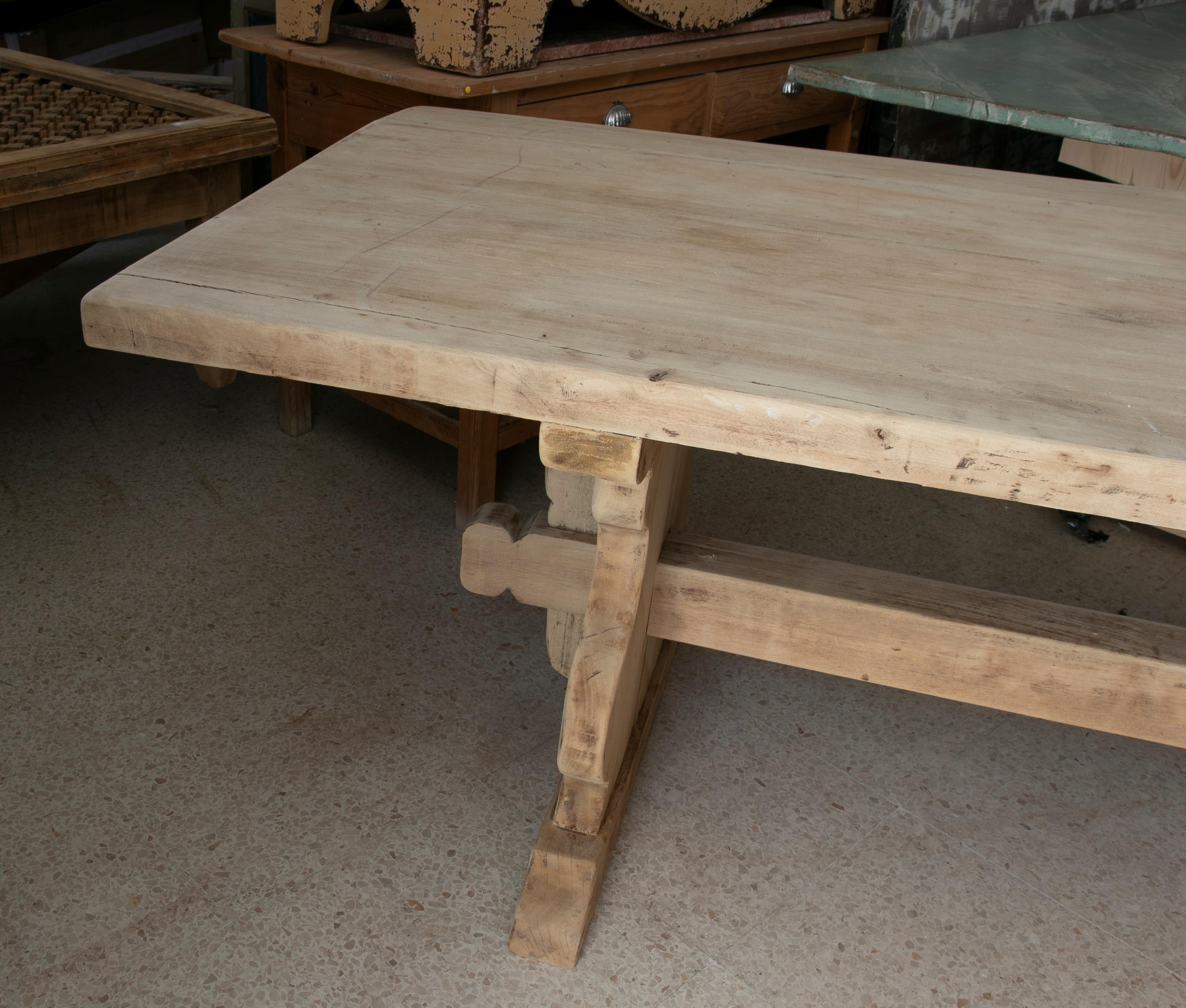 Tisch aus gewaschenem Holz in seiner natürlichen Farbe mit gekreuztem Sockel an der Unterseite im Angebot 3