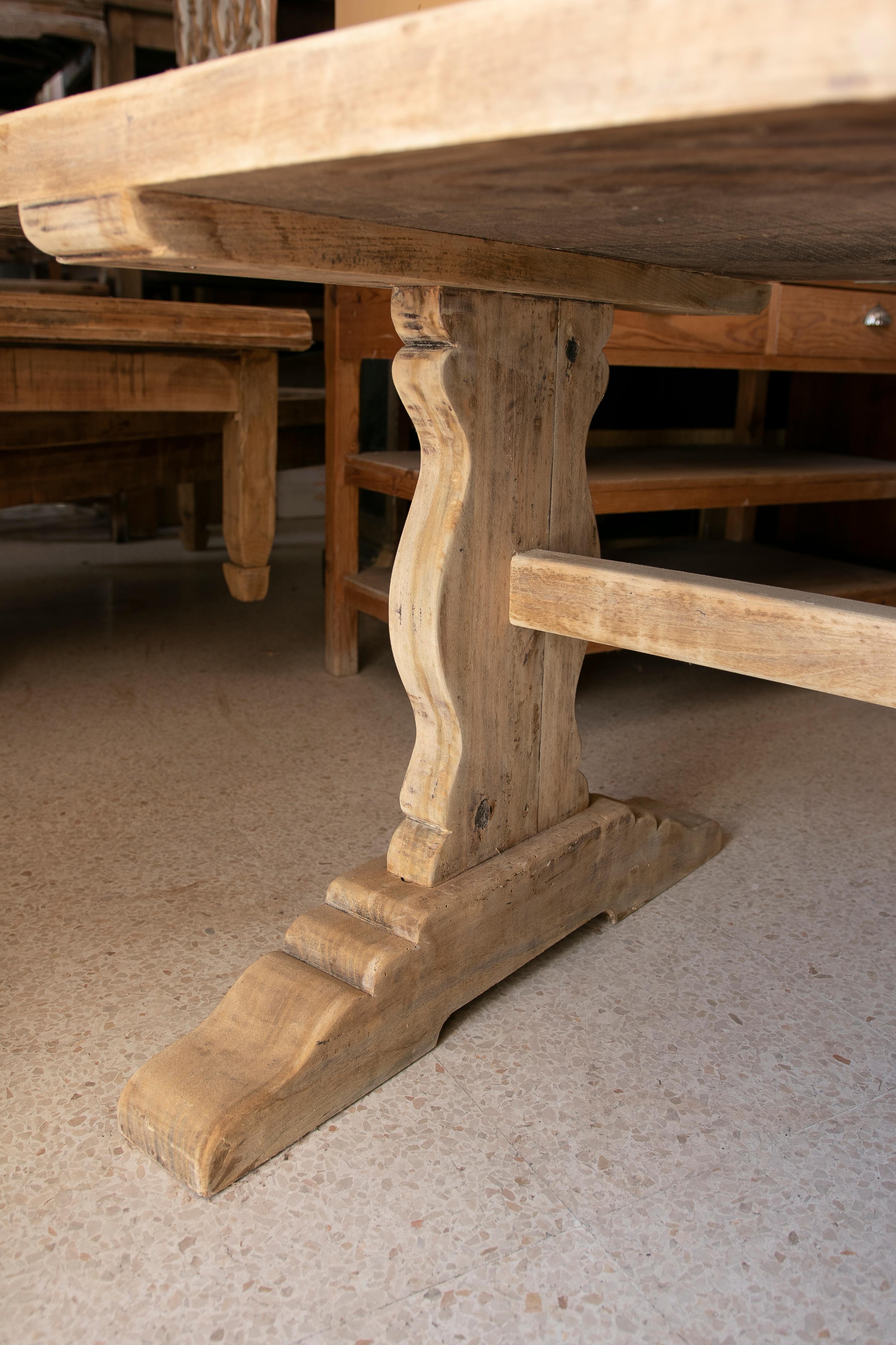Tisch aus gewaschenem Holz in seiner natürlichen Farbe mit Kreuzbar an der Unterseite im Angebot 3