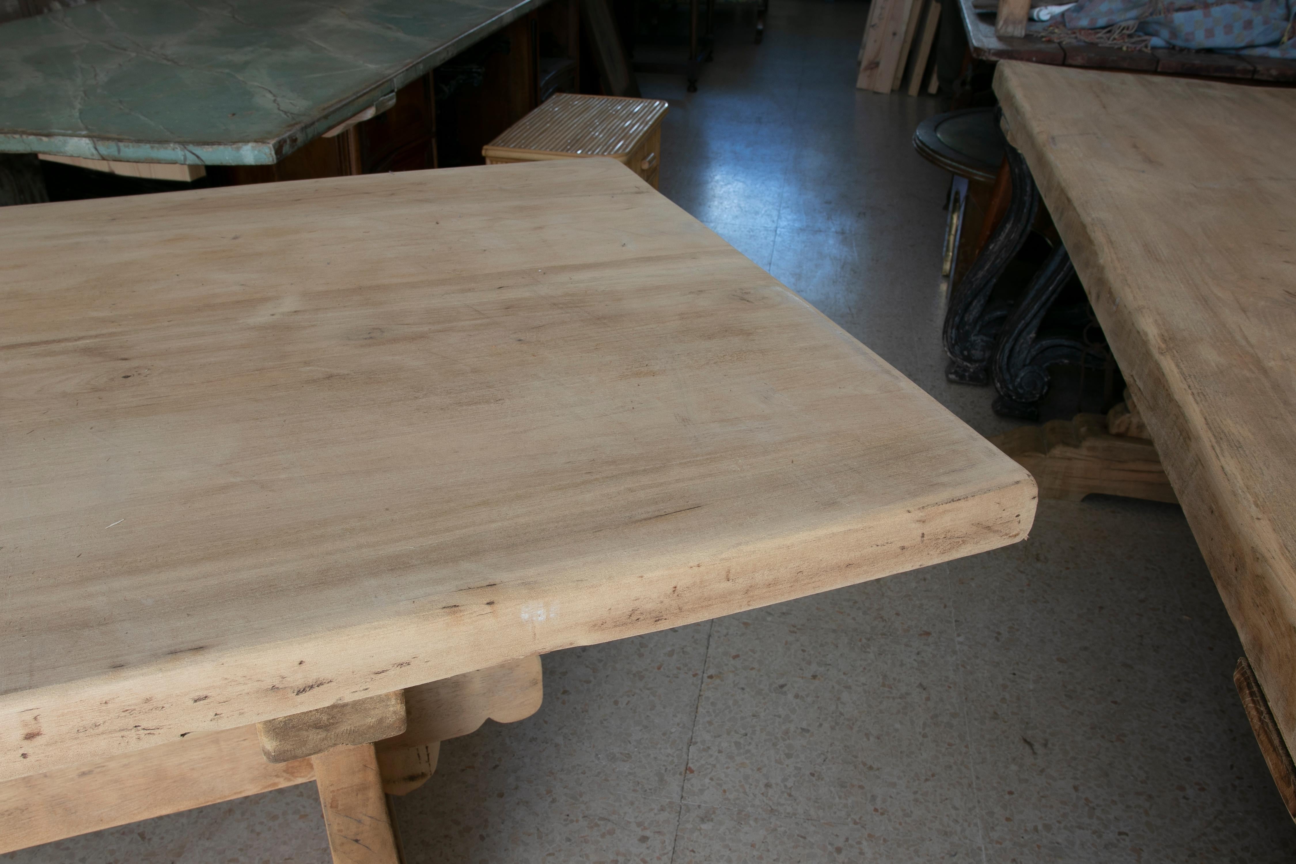 Tisch aus gewaschenem Holz in seiner natürlichen Farbe mit gekreuztem Sockel an der Unterseite im Angebot 4