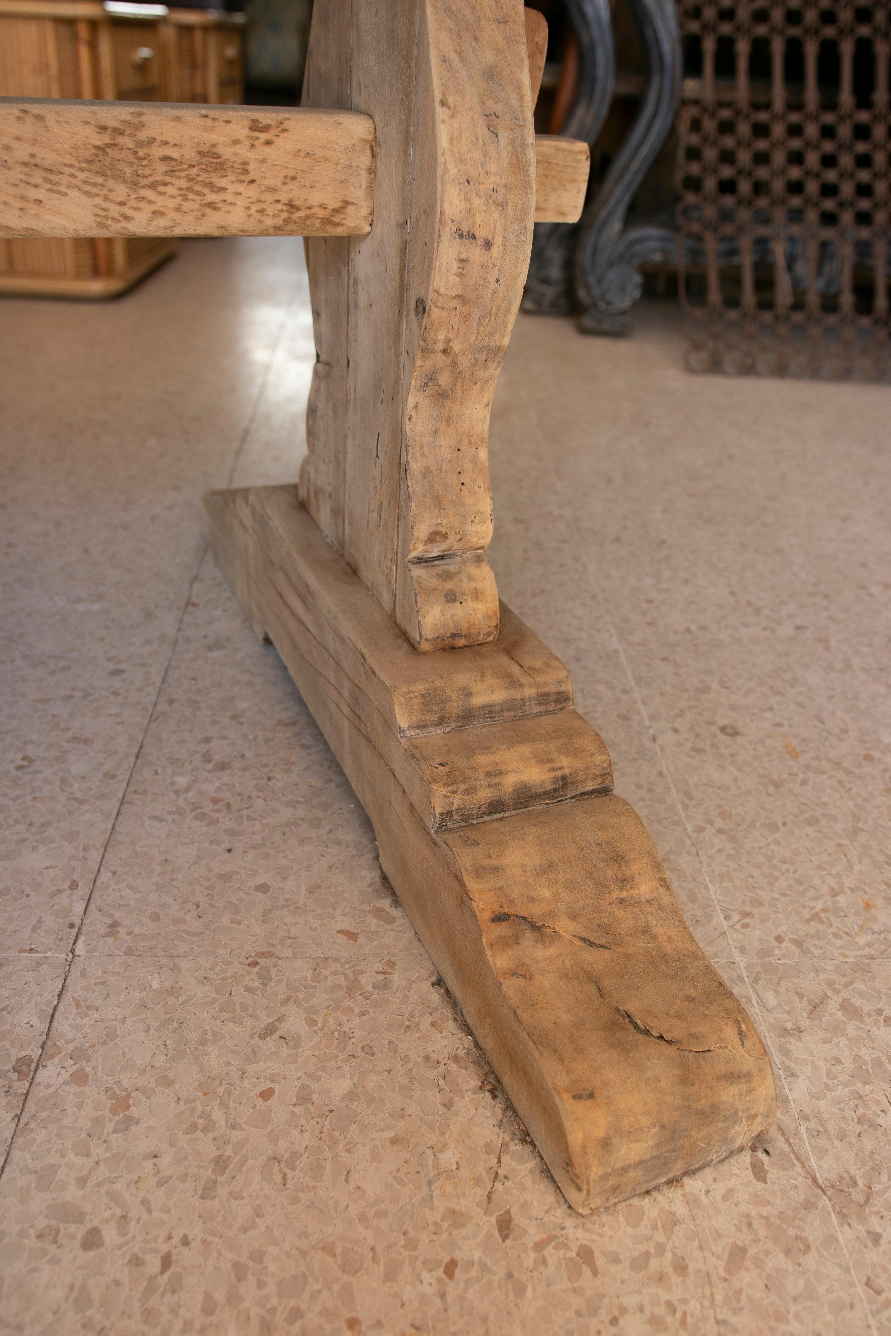 Tisch aus gewaschenem Holz in seiner natürlichen Farbe mit Kreuzbar an der Unterseite im Angebot 4