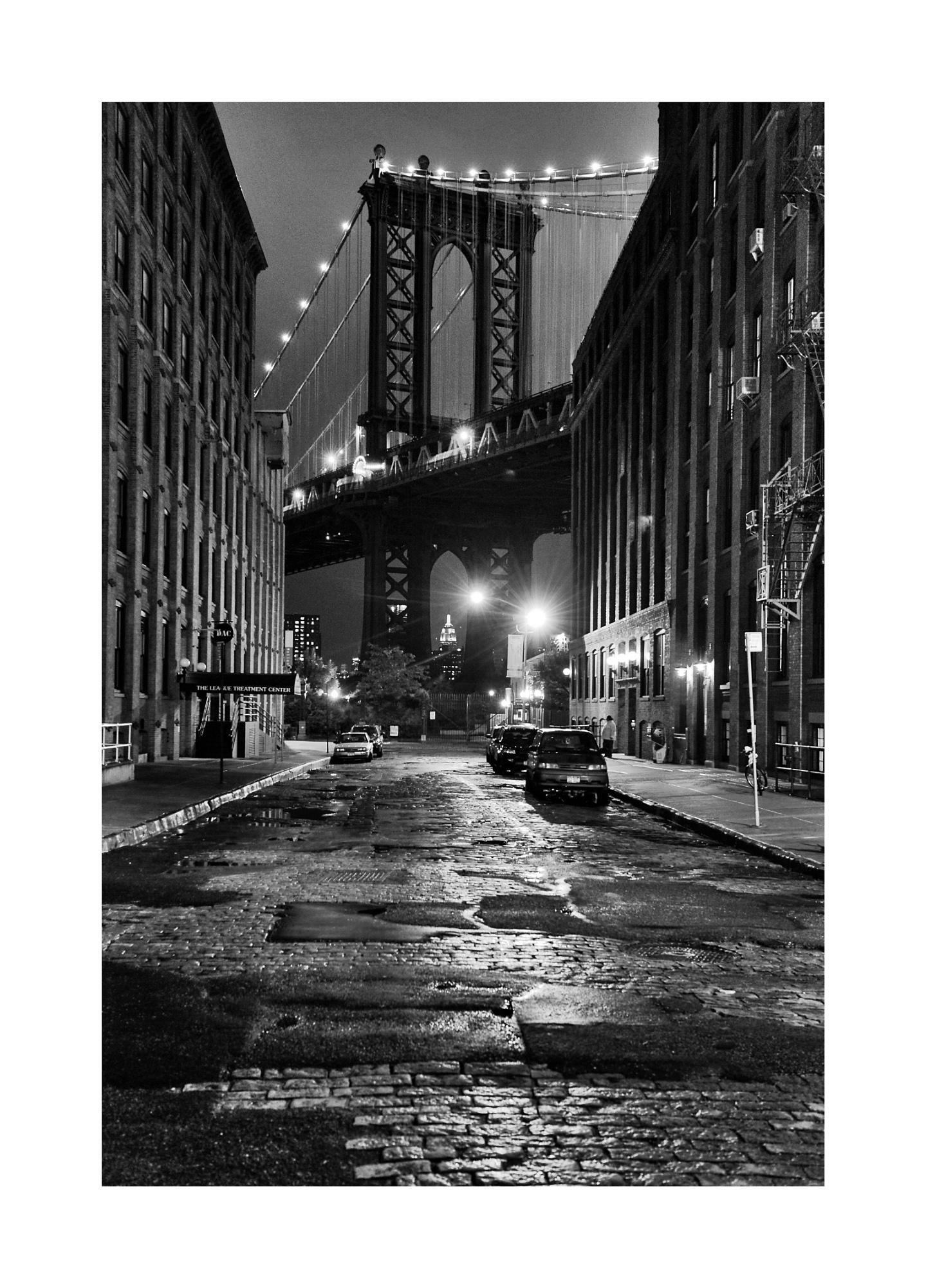 Washington Bridge New York, Schwarz-Weiß-Kunstdruck, 40 x 60 cm von Rainer Martini
Rainer Martini ist ein bekannter Fotograf aus Deutschland, geboren 1948
Er begann mit der Sportfotografie und fotografierte alle Olympischen Spiele von 1772-2006