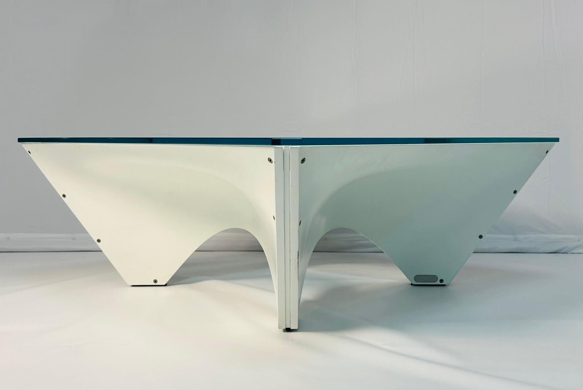  La table basse Washington Corona reflète la vision architecturale et sculpturale de Sir David Adjaye à une nouvelle échelle.
 La table est constituée de quatre panneaux en aluminium moulé sous pression, reliés par des plaques de connexion en