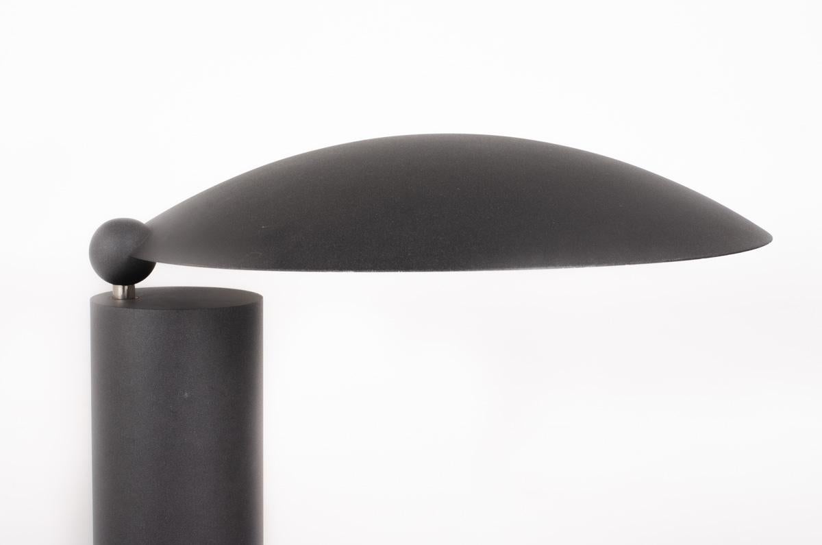 Table lamp by Jean Michel Wilmotte for Lumen Center Italia en 1985
Model Washington
Created for the French ambassador in Washington
It is made of lacquered metal and a white Plexiglas light diffuser
Geometric lines
The diffuser can be oriented to