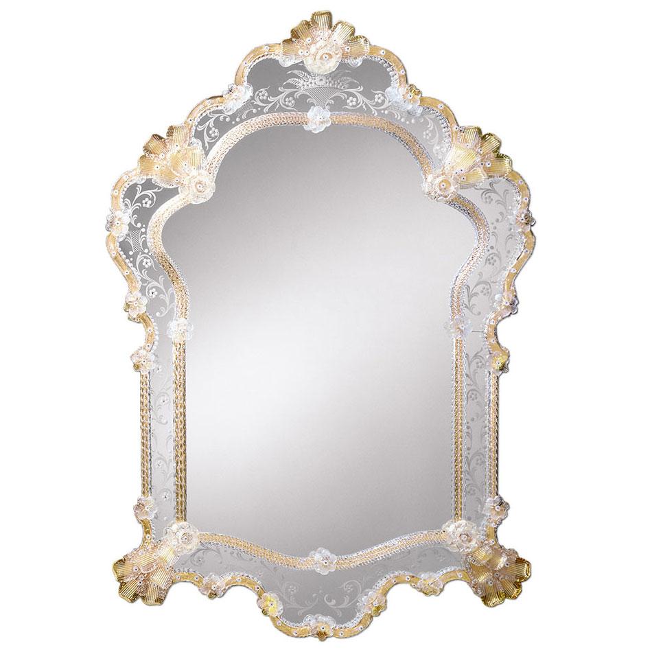 Audacieux et féminin, ce miroir exceptionnel, fabriqué à la main par des maîtres verriers vénitiens, sera un point de mire éblouissant dans un mobilier classique ou éclectique. Le cadre en cristal doré dentelé avec des feuilles et des fleurs