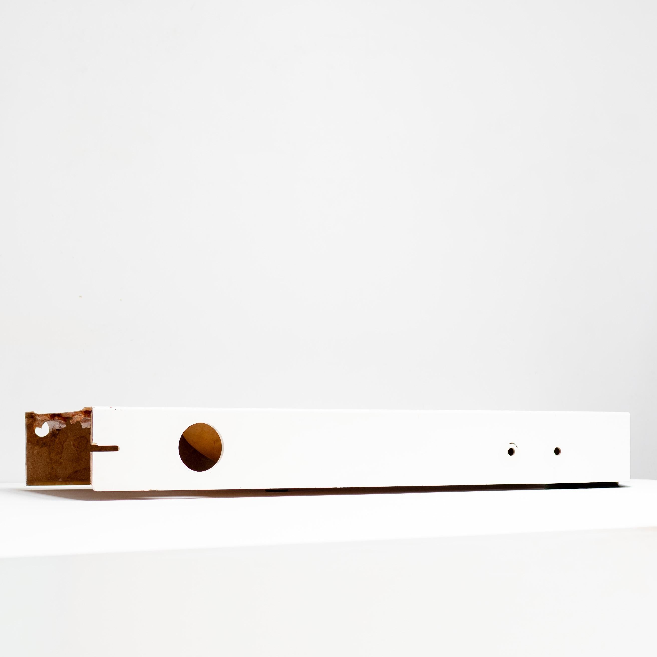 Ein seltener Waschtisch, der von Charlotte Perriand entworfen wurde und an ihre Arbeiten für das Skigebiet Les Arcs in Frankreich erinnert. Dieses minimalistische Waschbecken verkörpert Perriands Vision von funktionalem Design mit menschlichem Maß,