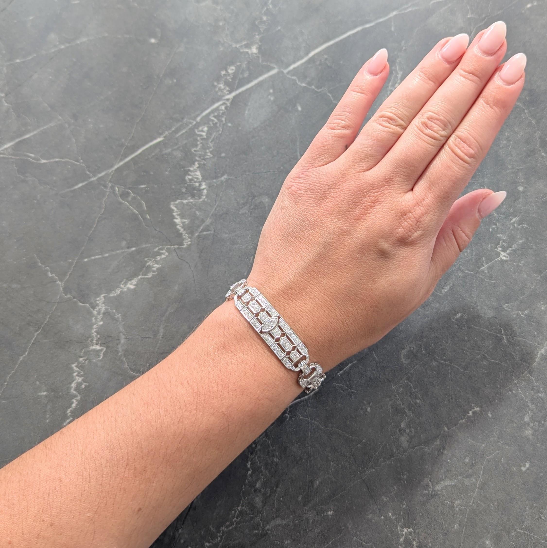 Compuesto por eslabones articulados que forman tres paneles con motivos geométricos calados
Conectados mediante eslabones perforados con forma de hebilla cuatrifoliar
Con tres diamantes talla marquesa engastados en el centro
Peso total aproximado de