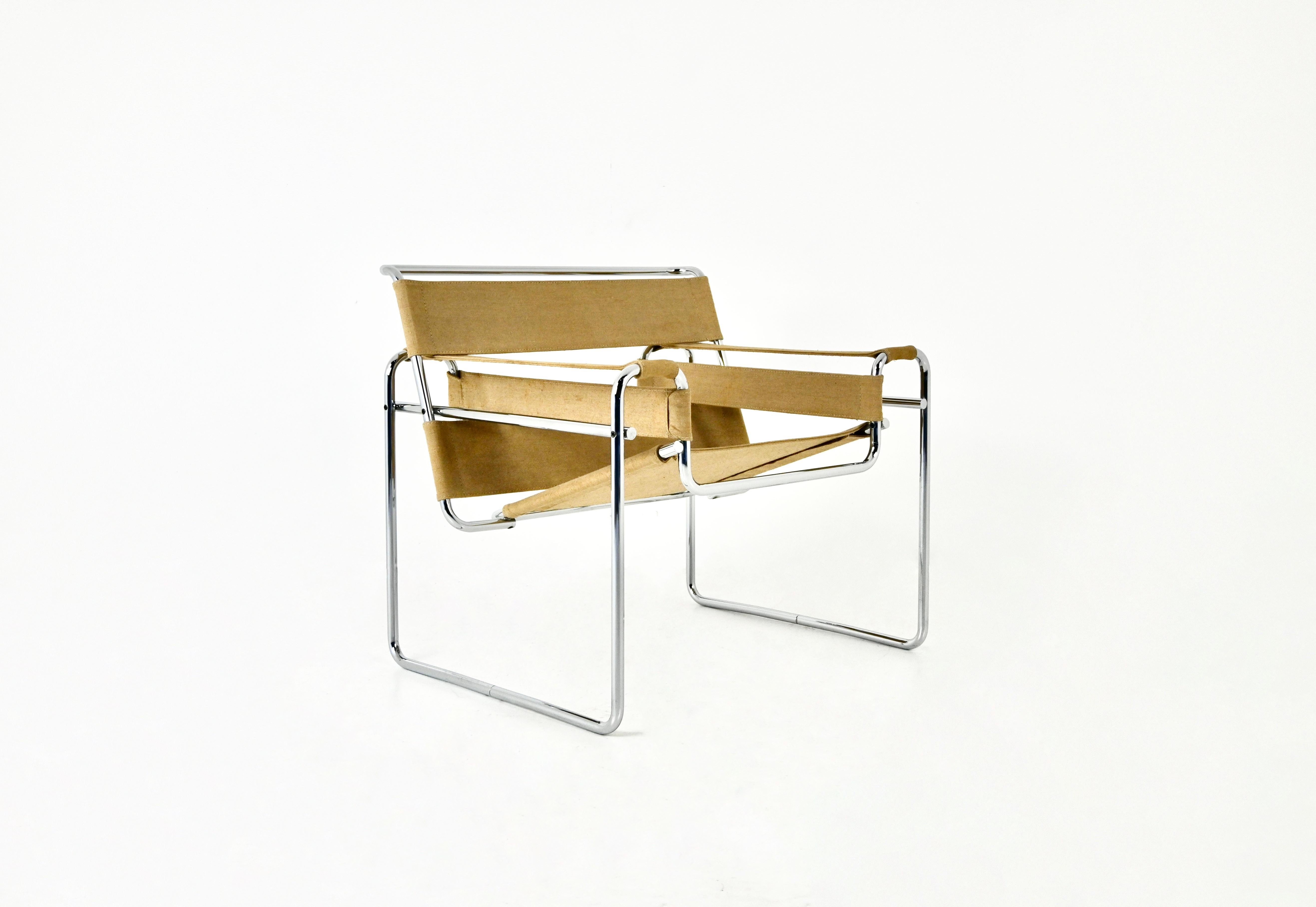 Armchair in Chromed metal and beige canvas (fabric). Stamped Gavina. Seat height: 42 cm. wear due to time and age of the chair.
FOR SHIPPING, REQUEST US FOR RECEIVE THE BEST PRICE
