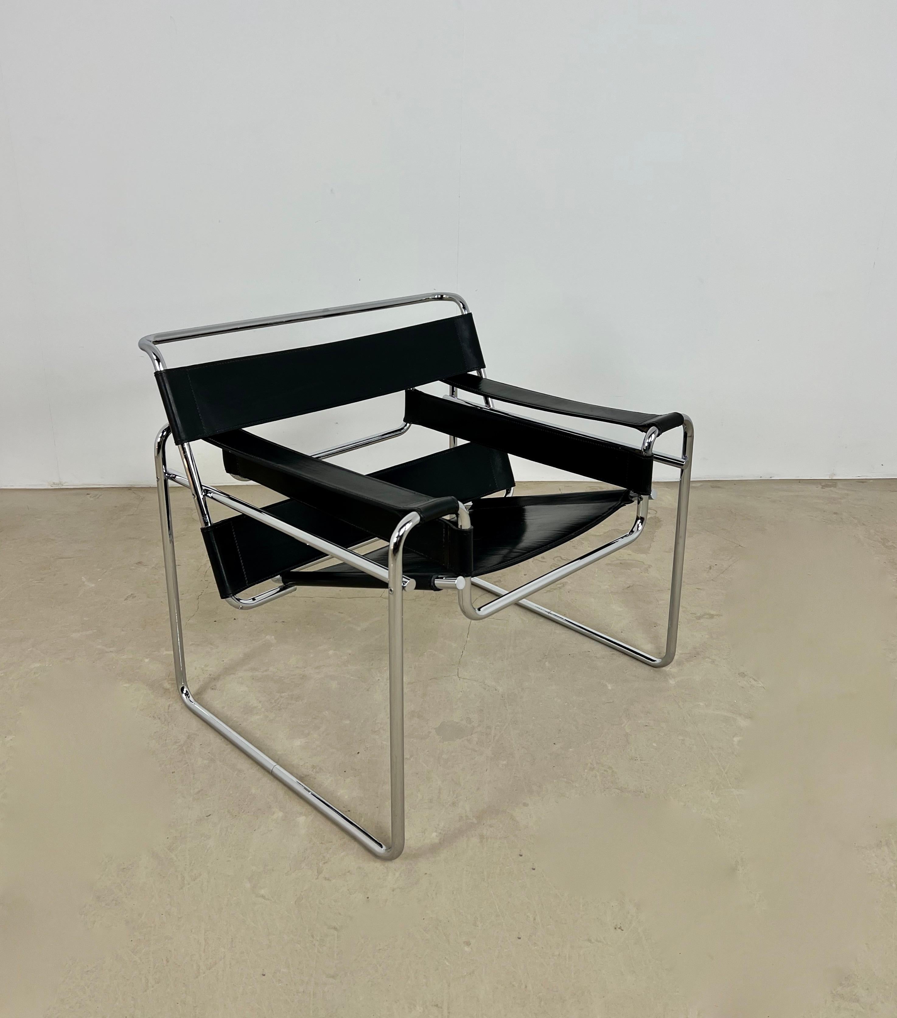 Chrome metal and black leather armchair. Wear due to time and age of the chair. Measures: seat height: 43 cm.