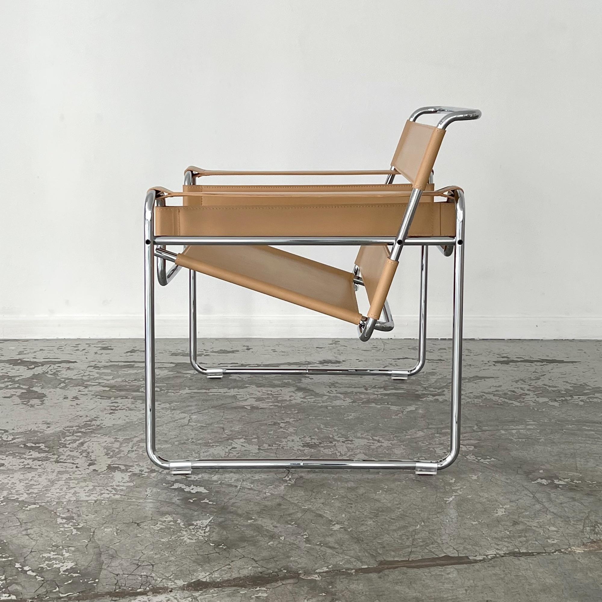 This iconic model was designed by Marcel Breuer in 1925, during his period as director of the Bauhaus carpentry workshop in Dessau, Germany. He drew his inspiration from his Adler bicycle, fascinated by its design and the lightness of its tubular