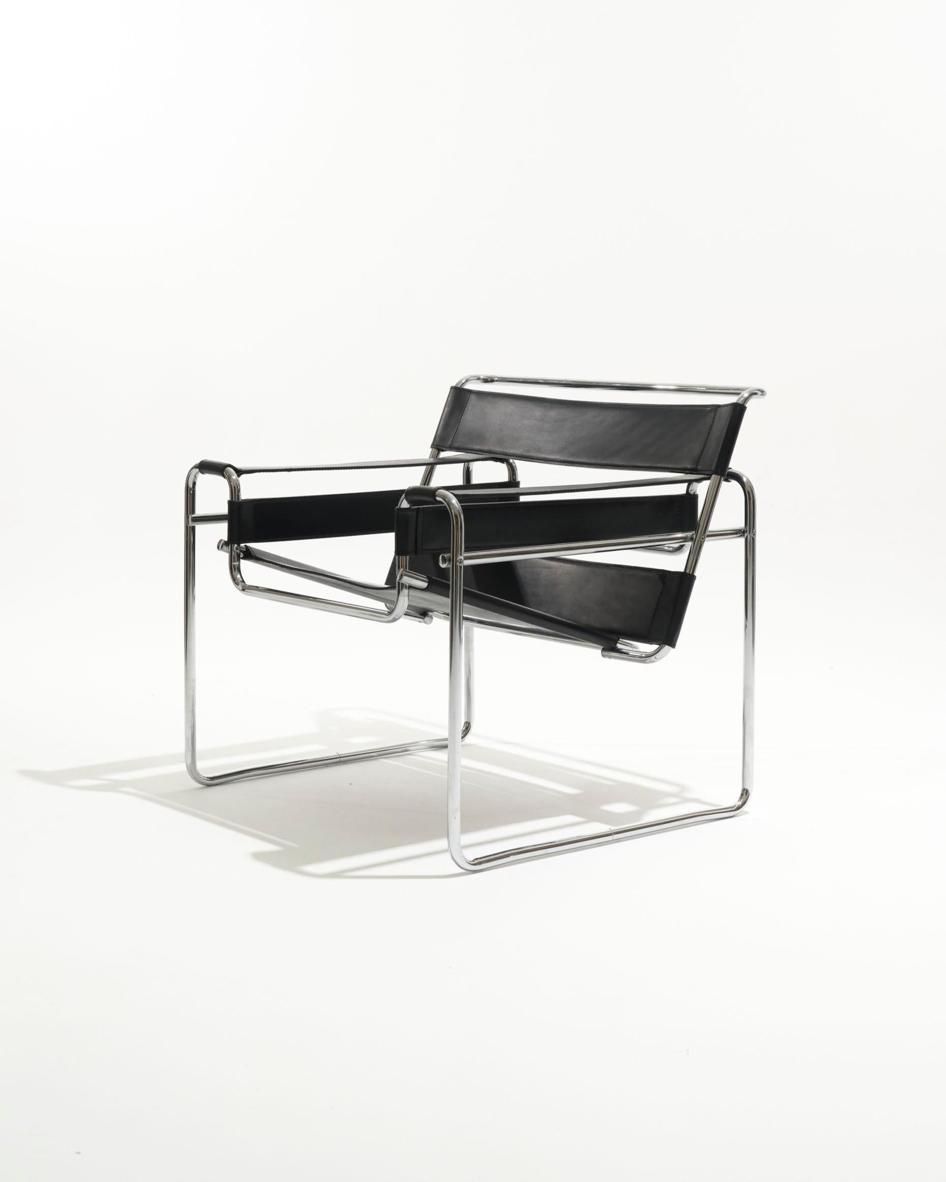 Der ikonische Stuhl Wassily von Marcel Breuer für Knoll, aktuelle Ausgabe 2000/2010. Es wurde 1925 für die Wohnung des Malers Wassili Kandinsky entworfen, als Breuer noch am Bauhaus studierte.
Rohrstruktur aus verchromtem Stahl, inspiriert von einem