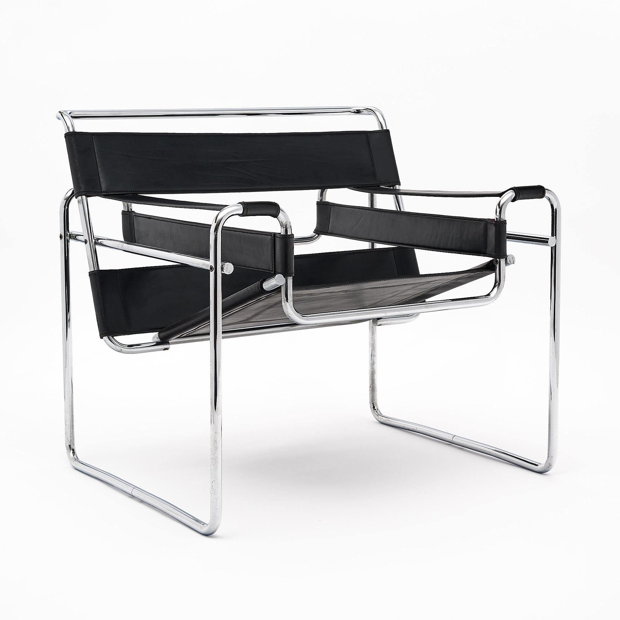 Fauteuil, italien, produit par Gavina. Ce fauteuil B3 de Marcel Breuer présente une construction tubulaire en acier chromé plié et un cuir teinté noir avec de jolies surpiqûres.