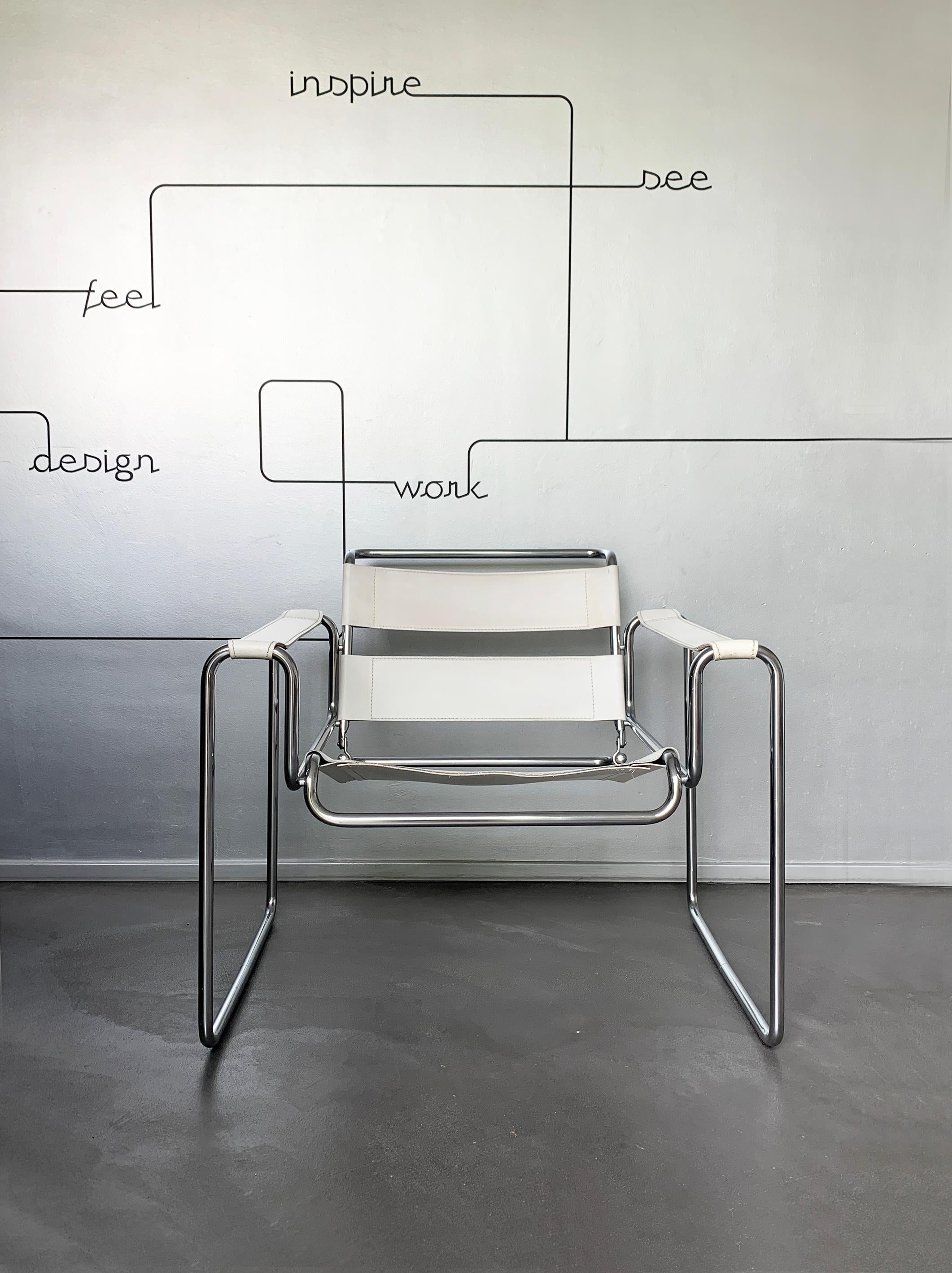 Wassily armchair designed by Marcel Breuer in 1929, THE Bauhaus classic.

Structure in chromed steel tubes, with upholstery in white leather.

Vintage, italian edition from the 1980s.

Nice vintage condition, chrome in good condition, patinated