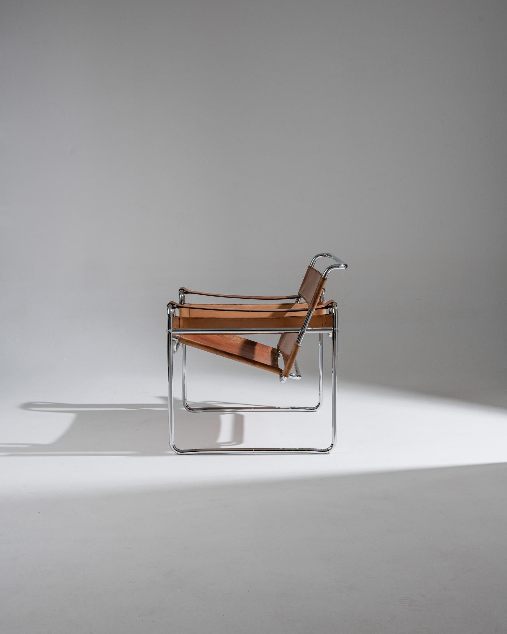 Der Sessel Wassily B3 aus cognacfarbenem Leder wurde von Marcel Breuer 1925, als er noch Student am Bauhaus war, für die Wohnung des Malers Wassily Kandinsky entworfen. Dieses authentische, von Knoll in den 1970er Jahren hergestellte Modell verfügt