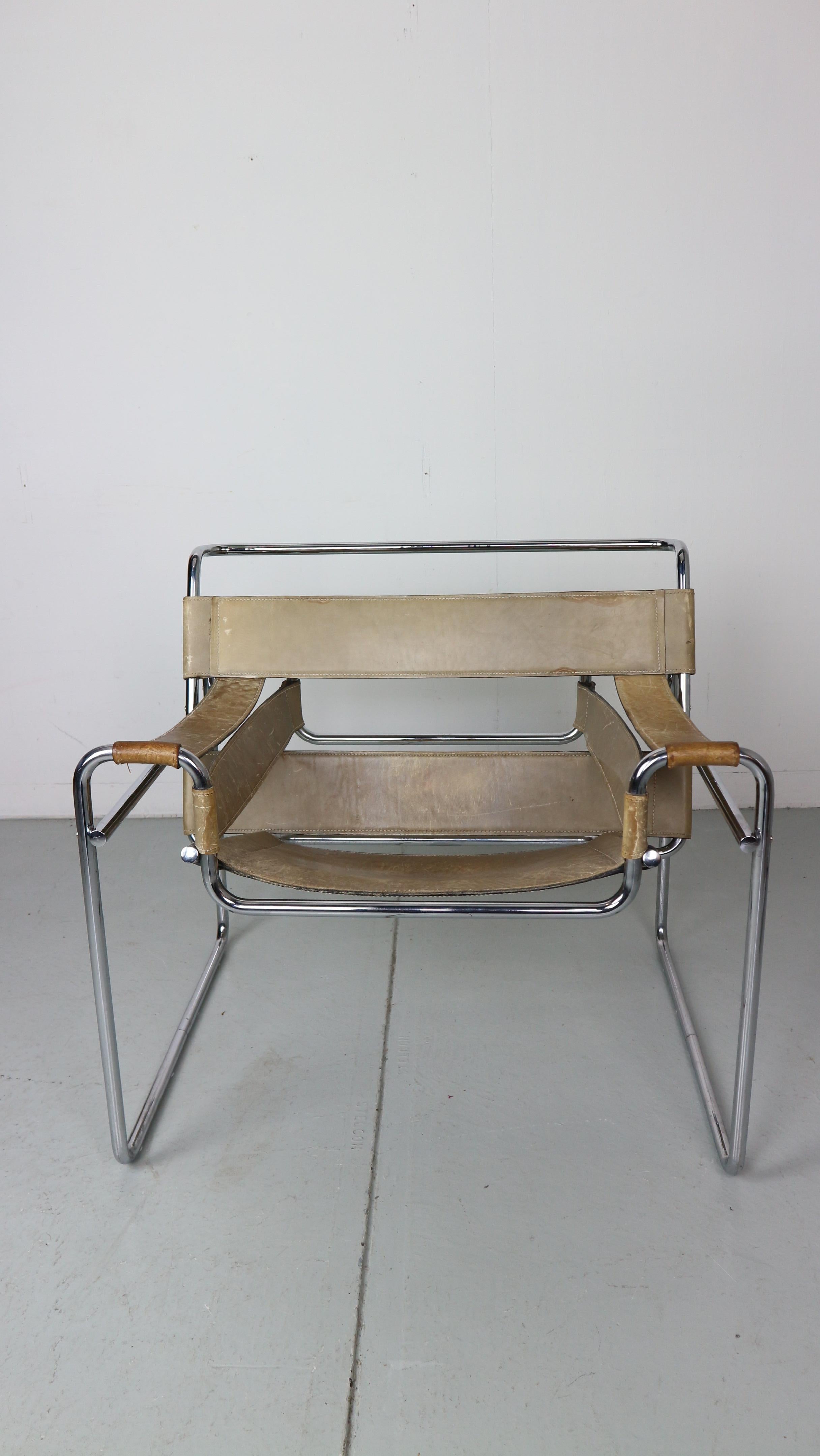 We are delighted to offer for sale this stunning vintage 1970s Marcel Breuer for Fasem Wassily B3 cream leather armchair. A timeless design Classic, upholstered in thick high quality leather hide and with a tubular chrome frame, these chairs are