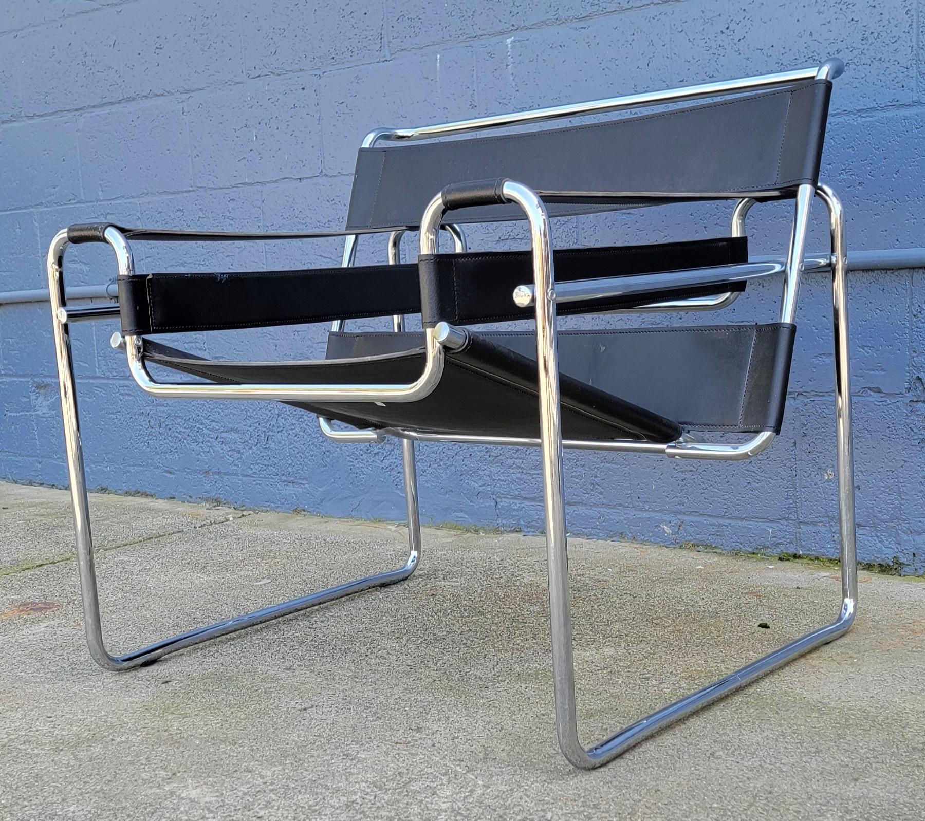 Wassily Black Leather & Chrome Lounge Chair Italy In Good Condition In Fulton, CA