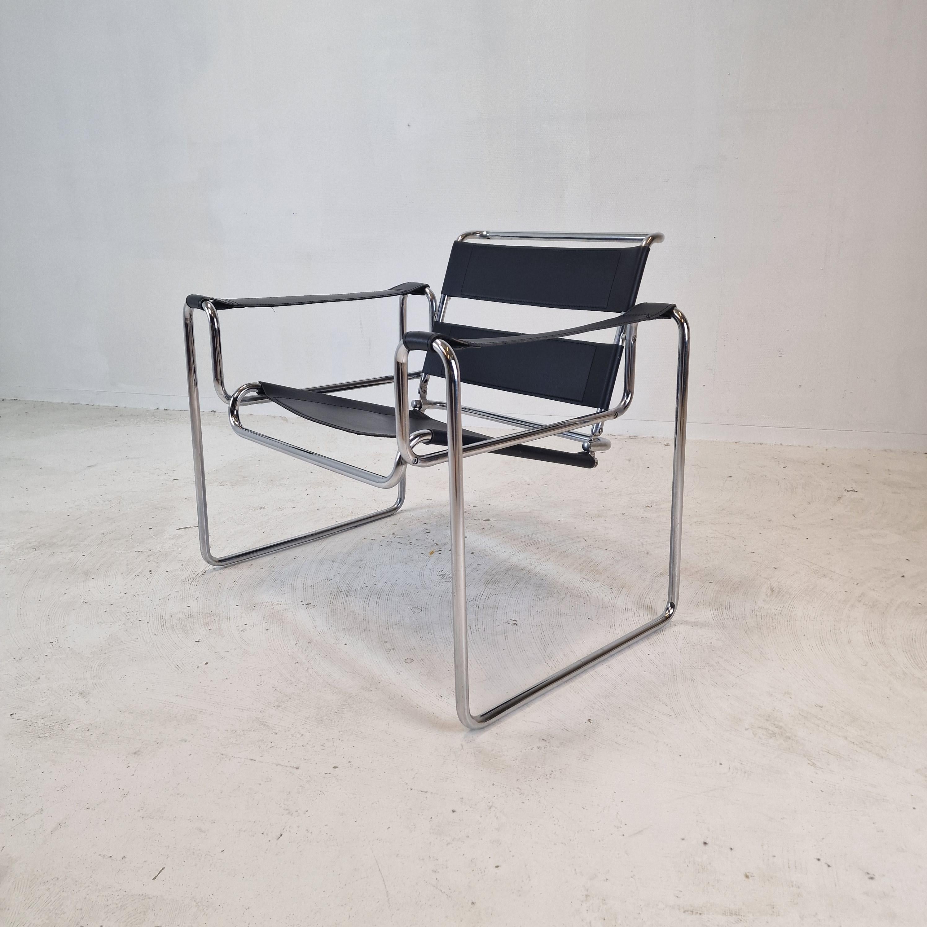 Iconic black armchair, after the model Wassily by Marcel Breuer. 
Produced in the 80's in Italy and designed by Marcel Breuer in 1929. 

Rectangular seat in black leather.
The structure, which supports the various leather parts, is in chromed