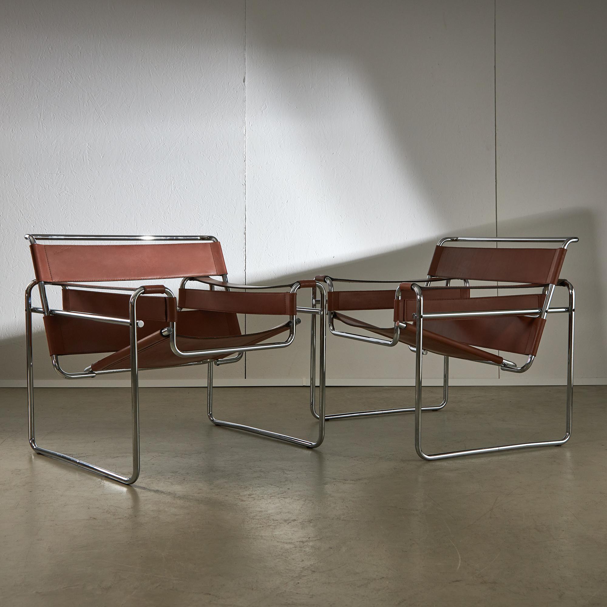 Wassily chair in brown colour by Marcel Breuer with the designer’s signature on the backrest, dating back to Gavina's production. The leather seat and backrest are in a very nice vintage condition with almost no signs of use, and a slightly heavier