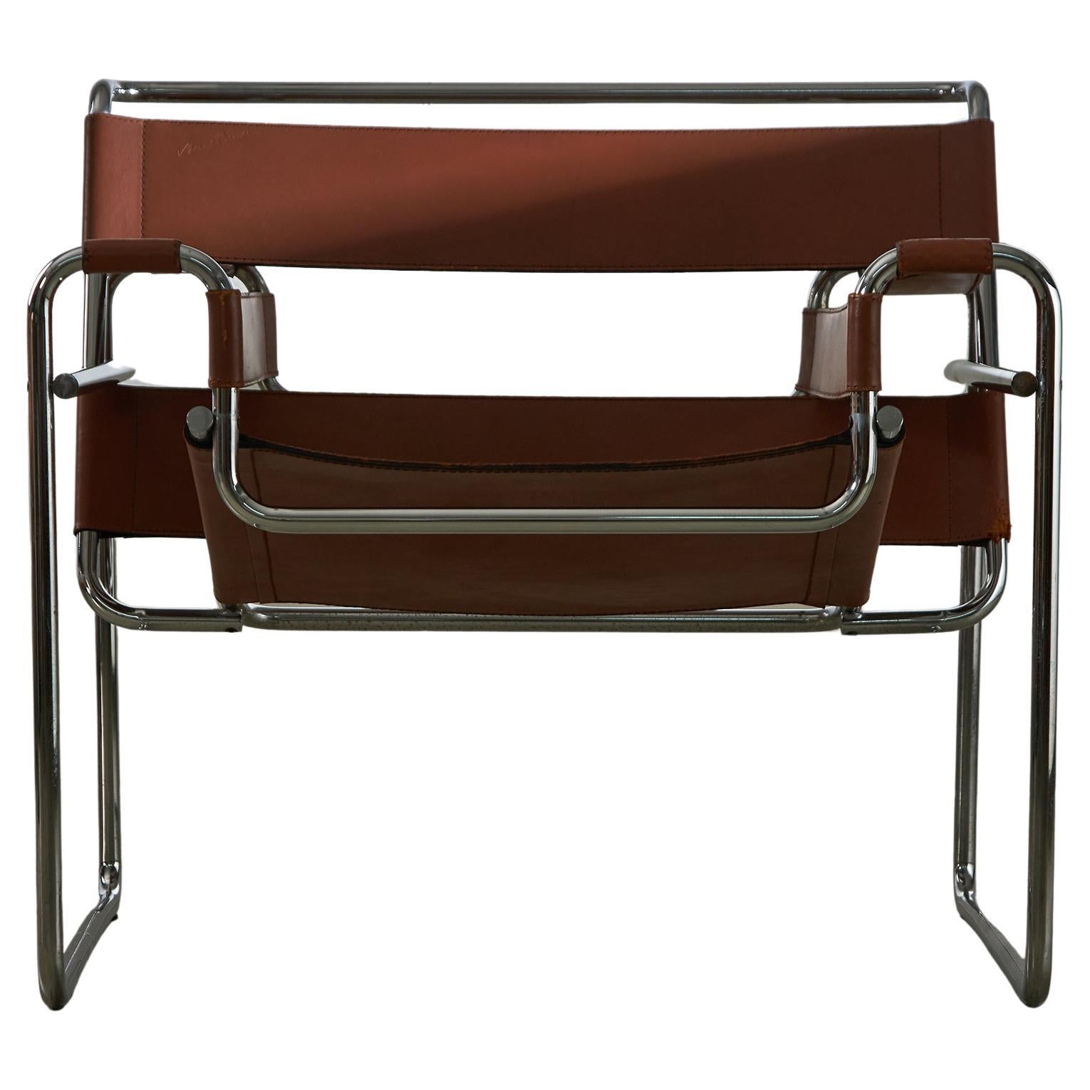 Wassily chair in brown colour by Marcel Breuer with the designer’s signature on the backrest, dating back to Gavina's production. Marcel Breuer was still a trainee at the Bauhaus institution when he cut back the traditional club chair to its