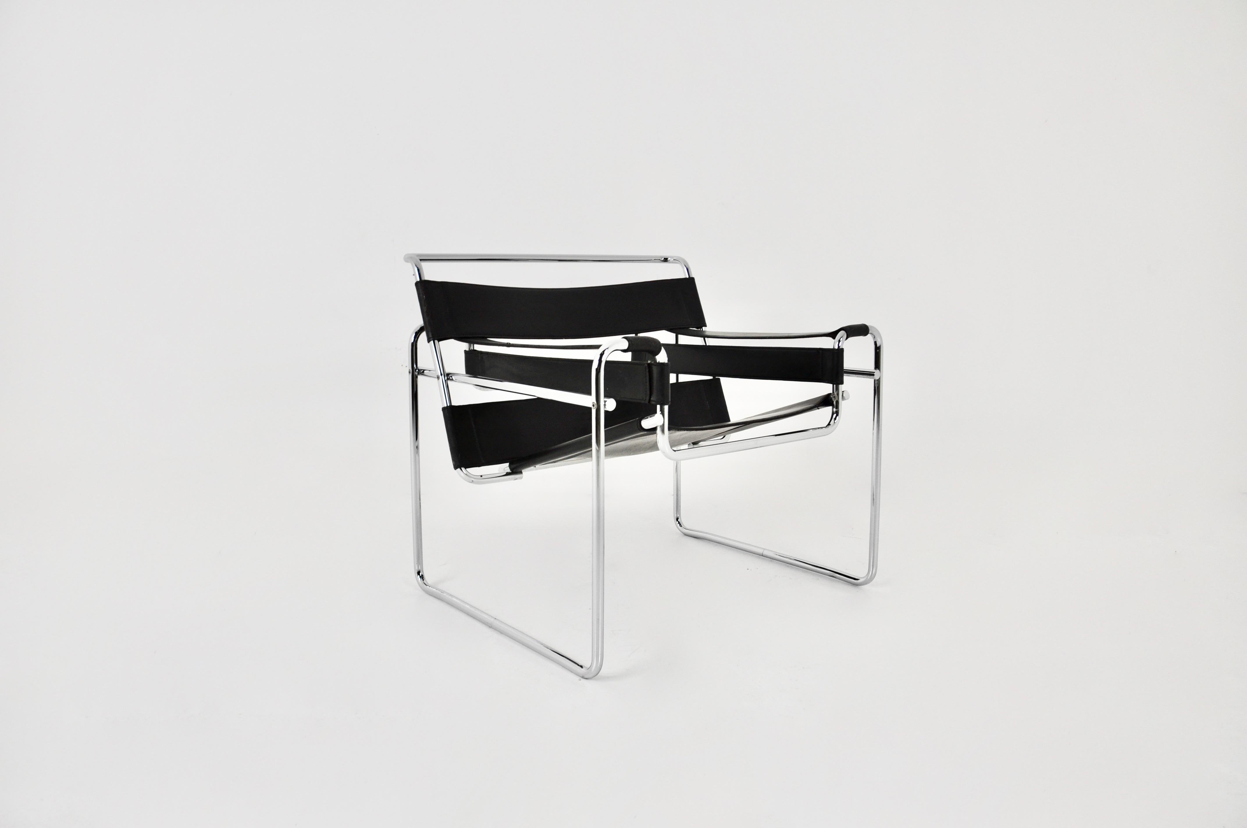 Armchair in chromed metal and black leather. Wear due to time and age of the armchair. Measures: seat height: 43 cm.