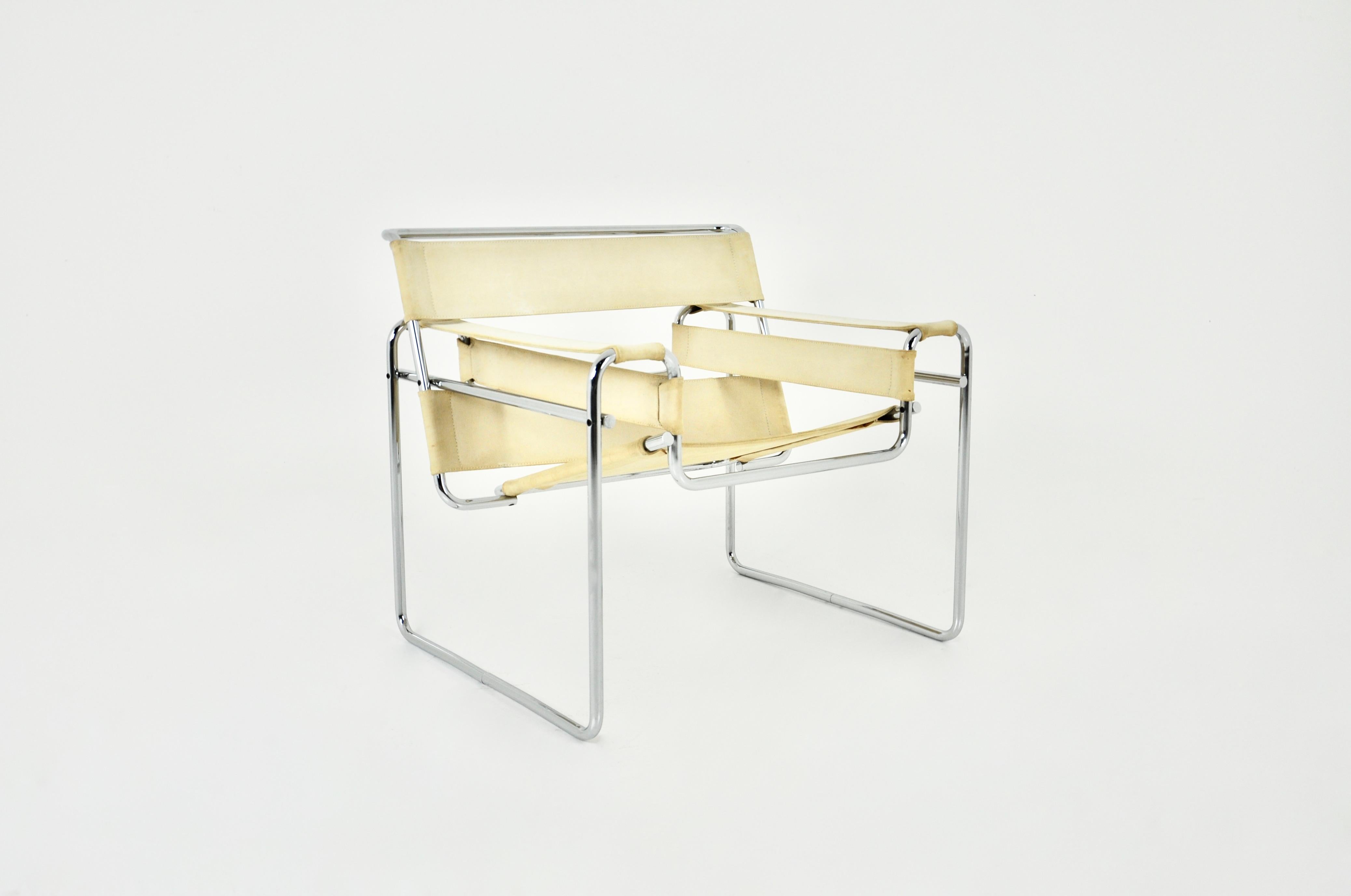  Armchair in Chromed metal and cream fabric. Seat height: 43 cm. wear due to time and age of the chair.