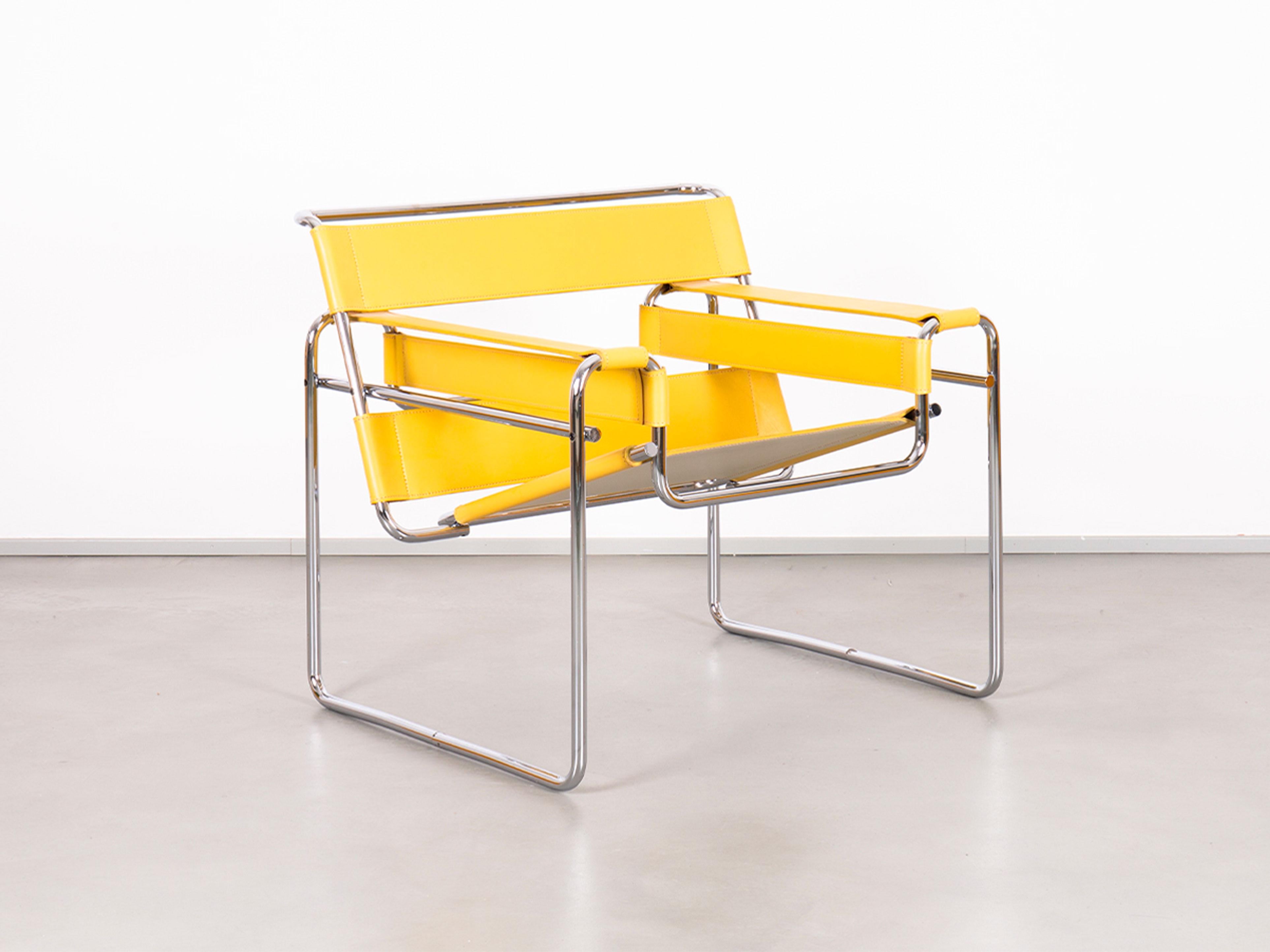 Chaise Wassily de Marcel Breuer datant de la production de Gavina, récemment restaurée avec un nouveau revêtement en cuir.

Après leur rencontre à New York en 1962, Dino Gavina a commencé à produire les meubles tubulaires de Marcel Breuer conçus